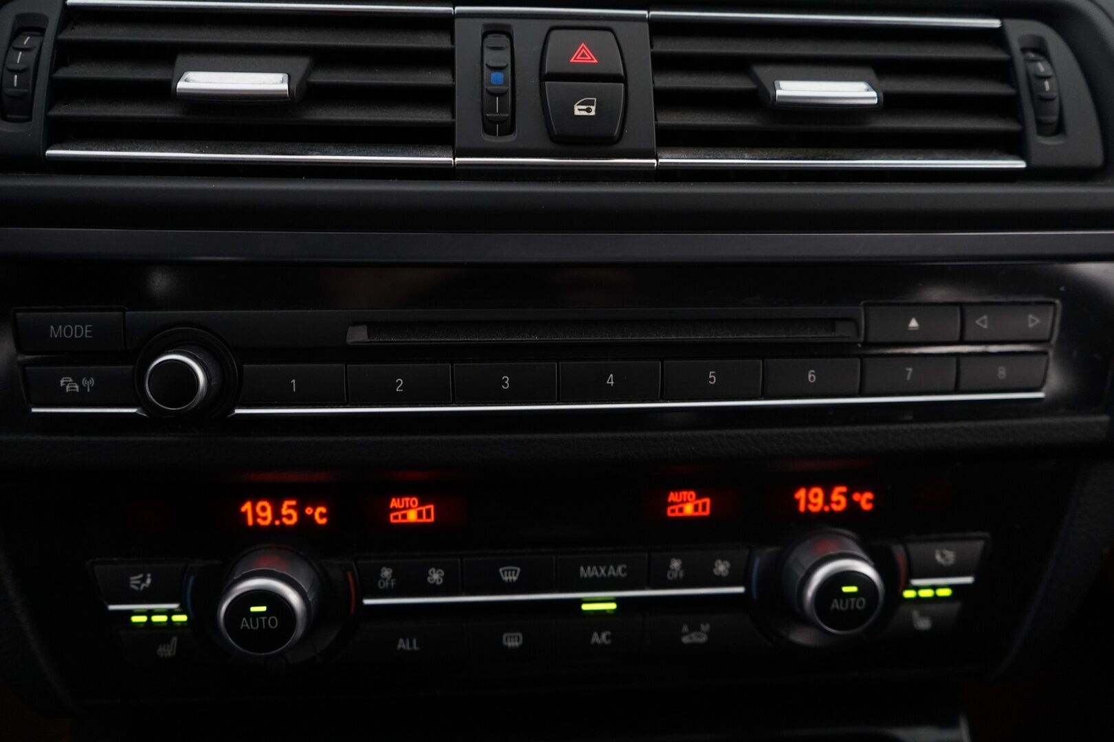 BMW 520 2013 TwinPower Turbo A F11 Touring Business Automatic *Webasto / Irr.Koukku / Sähkökontti / Tutkat / Osasähköpenkit* - Kahdet OEM Vanteet / Juuri huollettu / Katsastus 09/2026 - HULLUT BLACKWEEK JATKOT - KORKOTARJOUS 2,49%