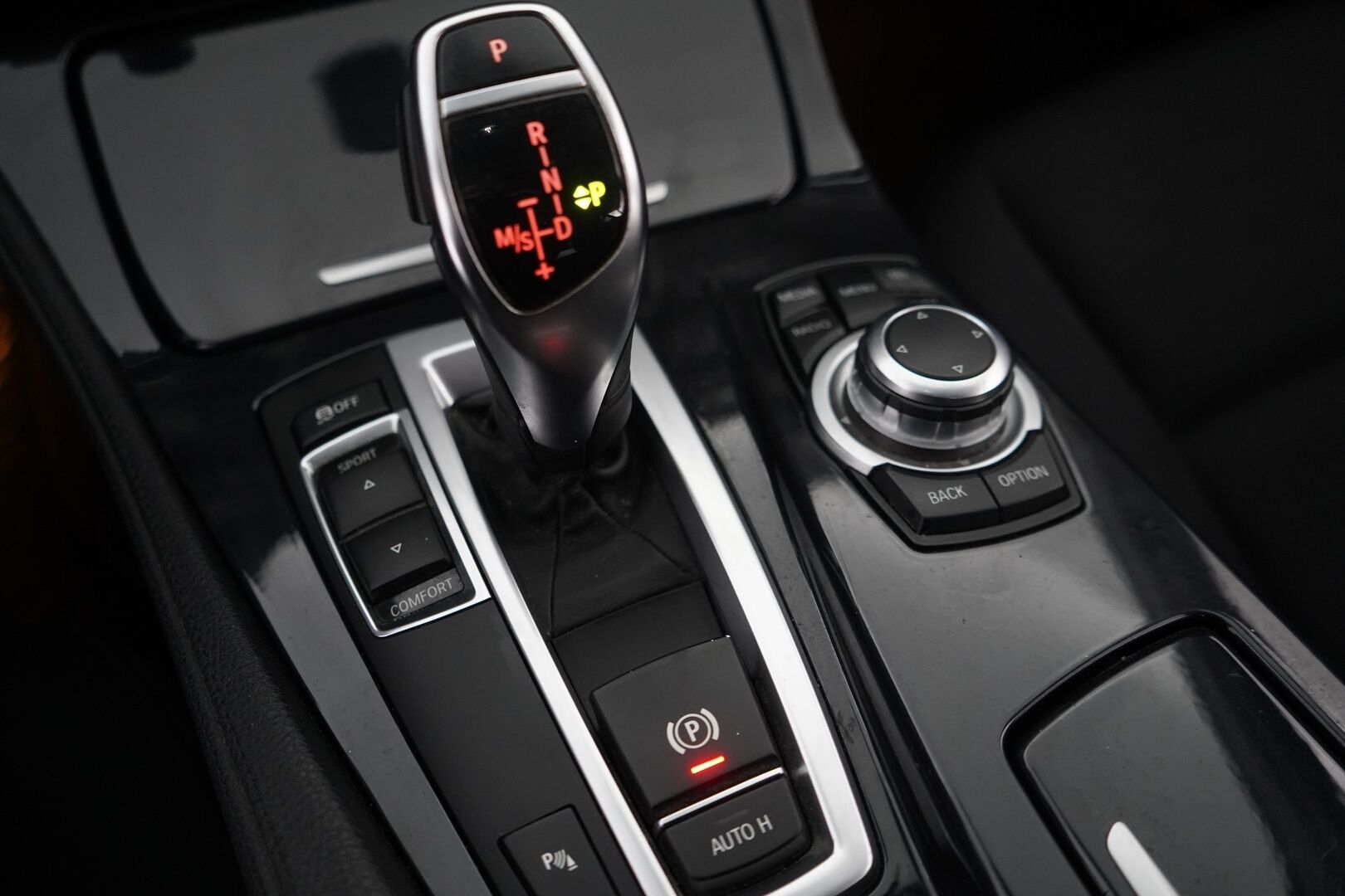 BMW 520 2013 TwinPower Turbo A F11 Touring Business Automatic *Webasto / Irr.Koukku / Sähkökontti / Tutkat / Osasähköpenkit* - Kahdet OEM Vanteet / Juuri huollettu / Katsastus 09/2026 - HULLUT BLACKWEEK JATKOT - KORKOTARJOUS 2,49%