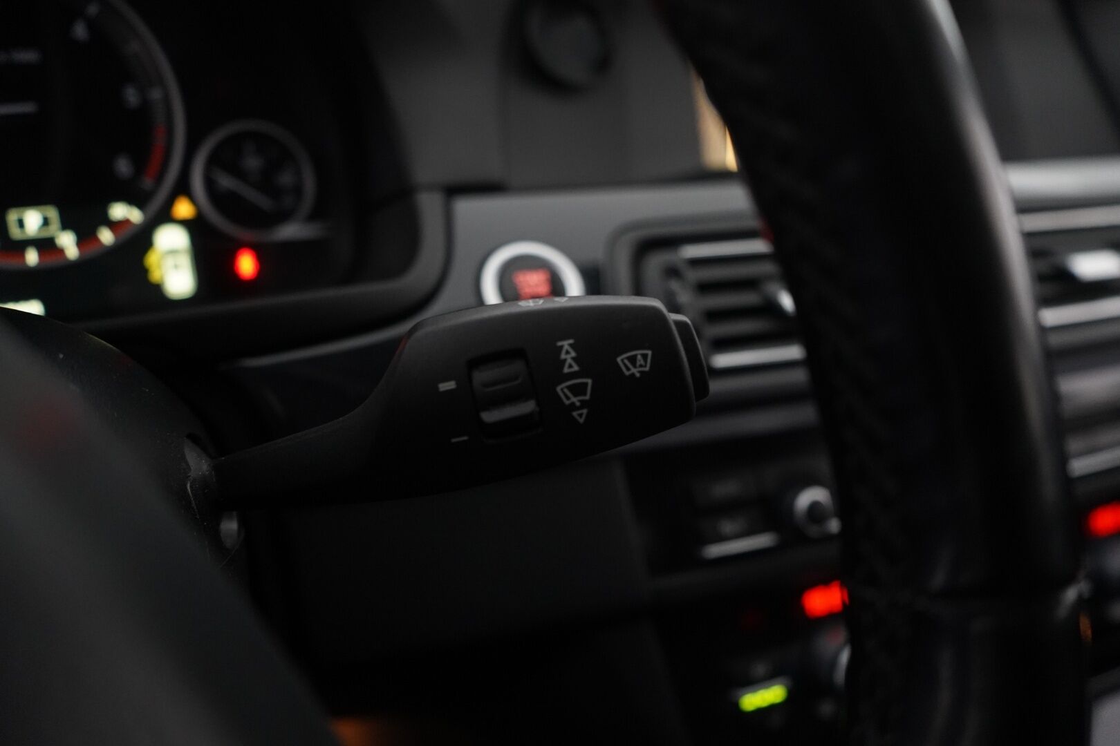 BMW 520 2013 TwinPower Turbo A F11 Touring Business Automatic *Webasto / Irr.Koukku / Sähkökontti / Tutkat / Osasähköpenkit* - Kahdet OEM Vanteet / Juuri huollettu / Katsastus 09/2026 - HULLUT BLACKWEEK JATKOT - KORKOTARJOUS 2,49%