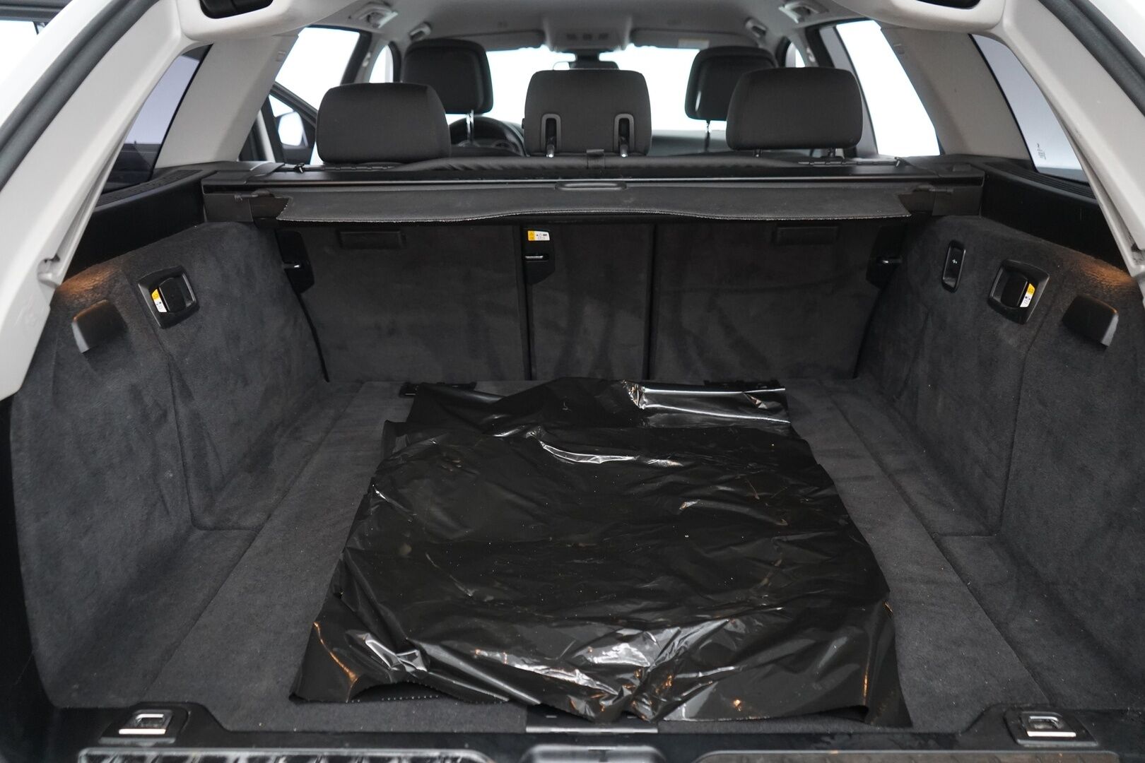 BMW 520 2013 TwinPower Turbo A F11 Touring Business Automatic *Webasto / Irr.Koukku / Sähkökontti / Tutkat / Osasähköpenkit* - Kahdet OEM Vanteet / Juuri huollettu / Katsastus 09/2026 - HULLUT BLACKWEEK JATKOT - KORKOTARJOUS 2,49%