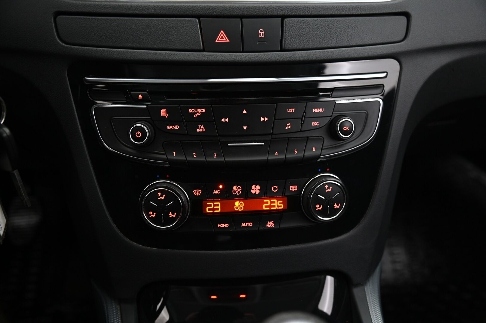 Peugeot 508 2011 Active HDi 140 FAP  *YritysOutlet - Myydään vain yrityksille* *Pa-Lämmitin / Vakkari / Koukku* - *YritysOutlet - Myydään vain yrityksille* 2x renkaat / Suomiauto