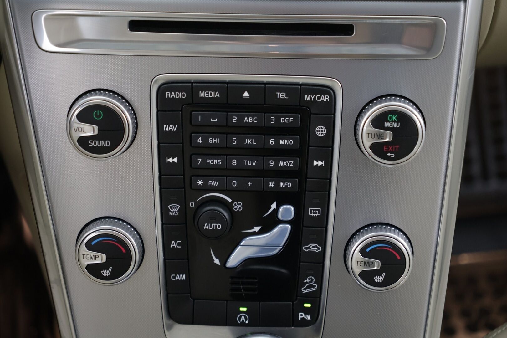 Volvo XC60 2017 D5 AWD Business Classic Summum aut  *Vaalea nahkasisusta / Kessy / Webasto / High Performance audio - Huippuvarusteet / Kattava huoltohistoria / Hyvin pidetty / Ilman Adblueta