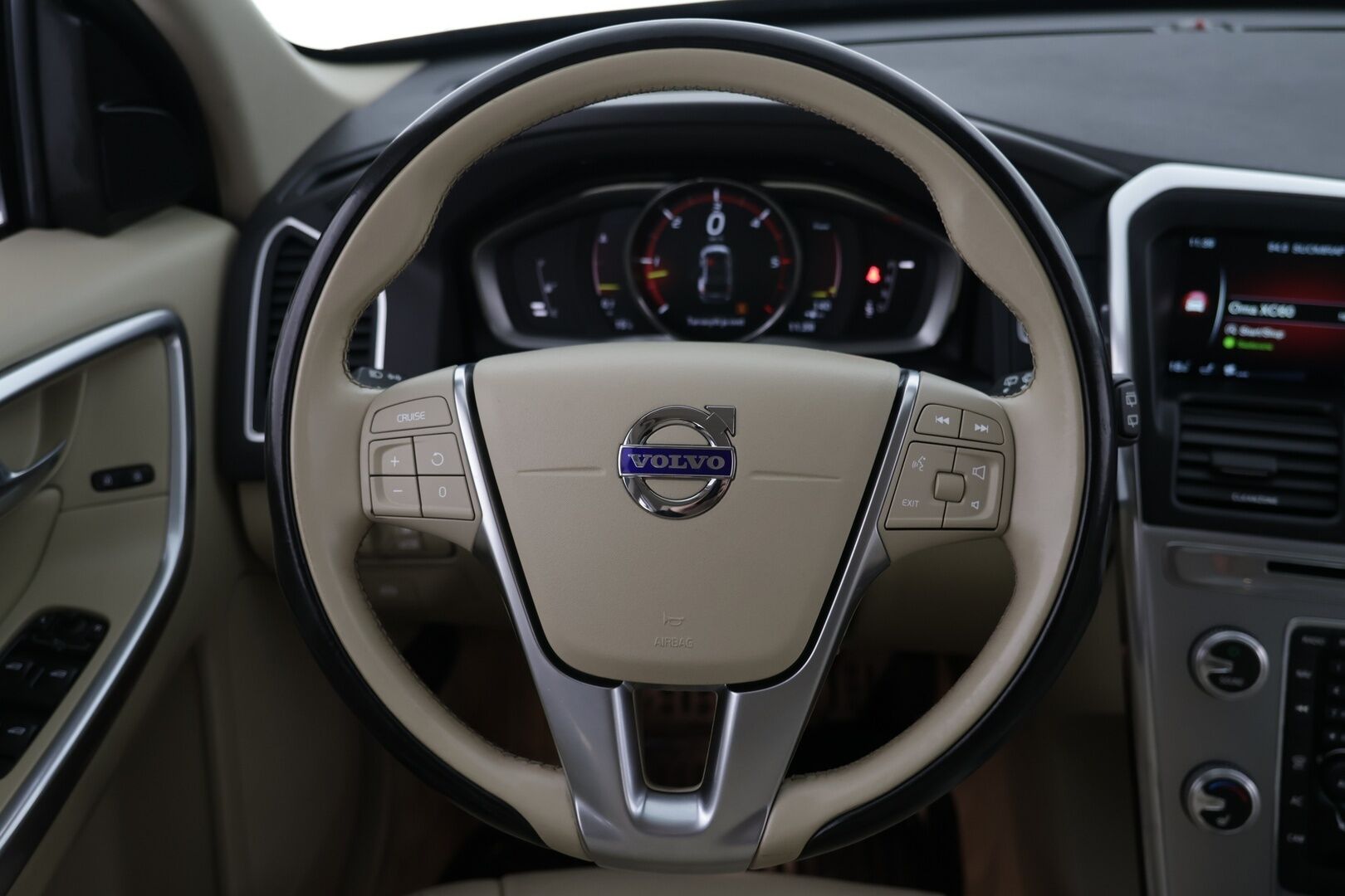 Volvo XC60 2017 D5 AWD Business Classic Summum aut  *Vaalea nahkasisusta / Kessy / Webasto / High Performance audio - Huippuvarusteet / Kattava huoltohistoria / Hyvin pidetty / Ilman Adblueta