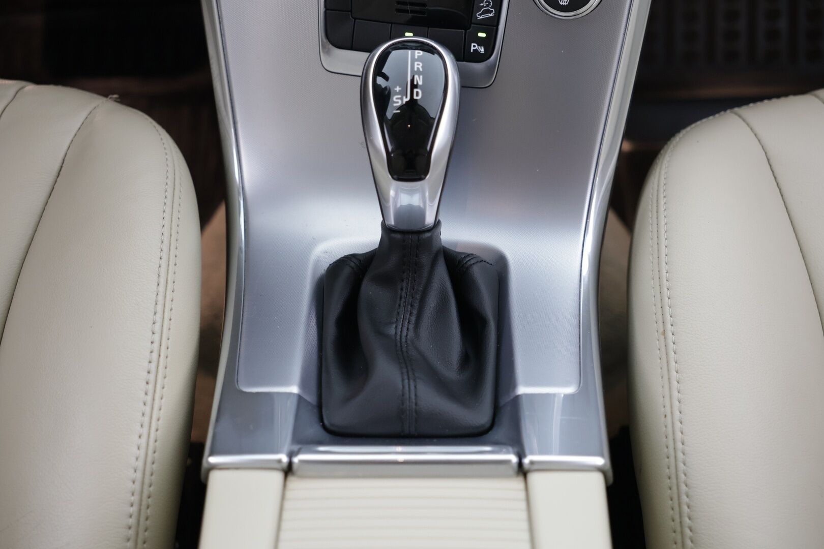 Volvo XC60 2017 D5 AWD Business Classic Summum aut  *Vaalea nahkasisusta / Kessy / Webasto / High Performance audio - Huippuvarusteet / Kattava huoltohistoria / Hyvin pidetty / Ilman Adblueta