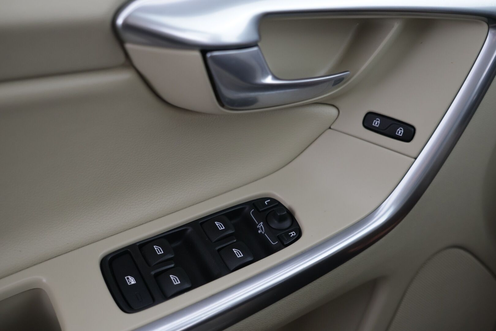 Volvo XC60 2017 D5 AWD Business Classic Summum aut  *Vaalea nahkasisusta / Kessy / Webasto / High Performance audio - Huippuvarusteet / Kattava huoltohistoria / Hyvin pidetty / Ilman Adblueta