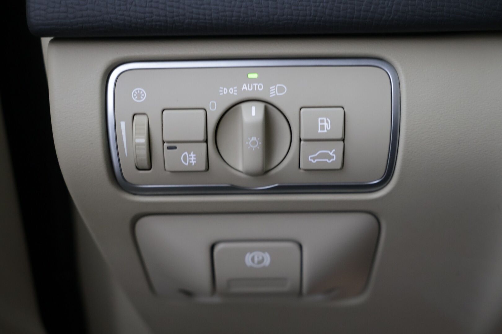 Volvo XC60 2017 D5 AWD Business Classic Summum aut  *Vaalea nahkasisusta / Kessy / Webasto / High Performance audio - Huippuvarusteet / Kattava huoltohistoria / Hyvin pidetty / Ilman Adblueta