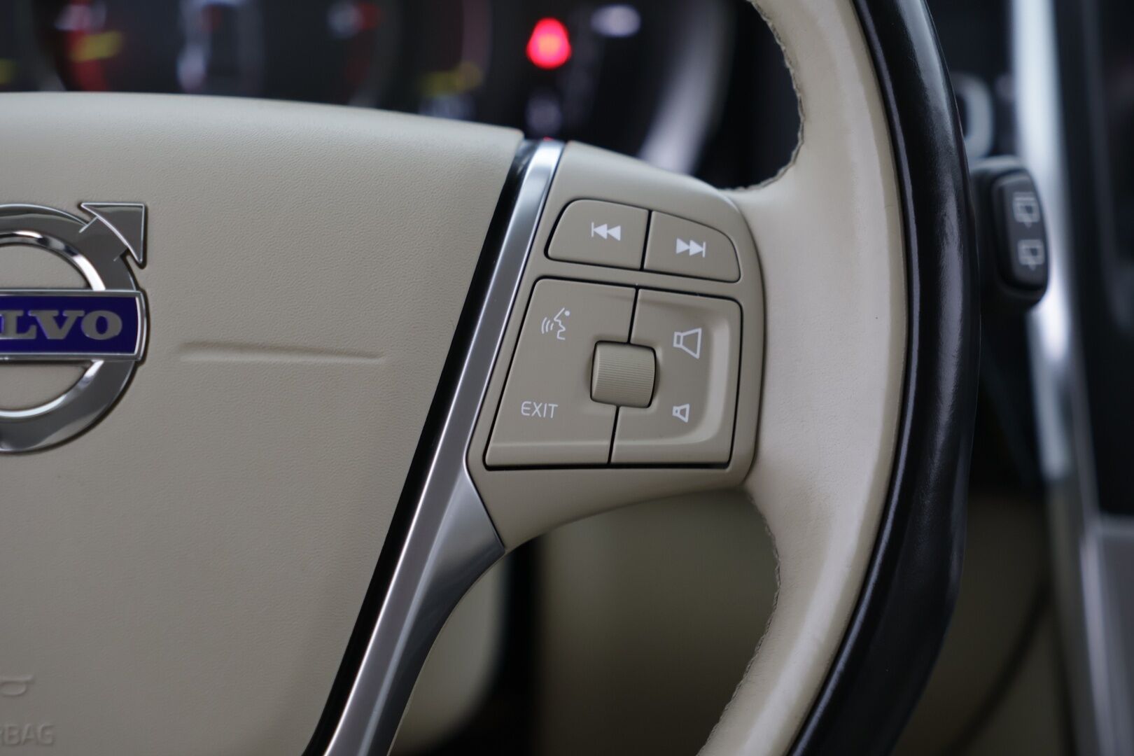 Volvo XC60 2017 D5 AWD Business Classic Summum aut  *Vaalea nahkasisusta / Kessy / Webasto / High Performance audio - Huippuvarusteet / Kattava huoltohistoria / Hyvin pidetty / Ilman Adblueta