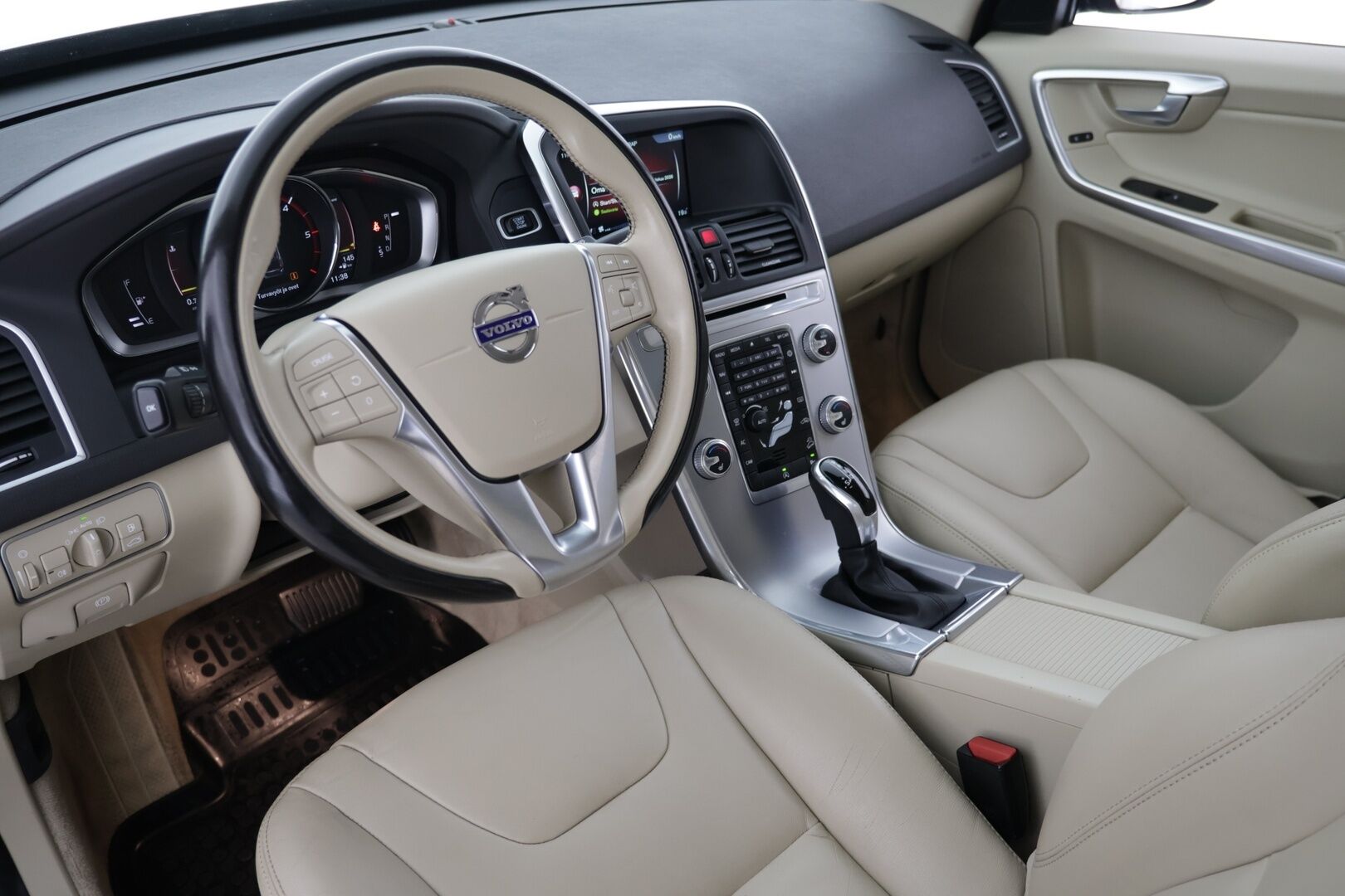 Volvo XC60 2017 D5 AWD Business Classic Summum aut  *Vaalea nahkasisusta / Kessy / Webasto / High Performance audio - Huippuvarusteet / Kattava huoltohistoria / Hyvin pidetty / Ilman Adblueta