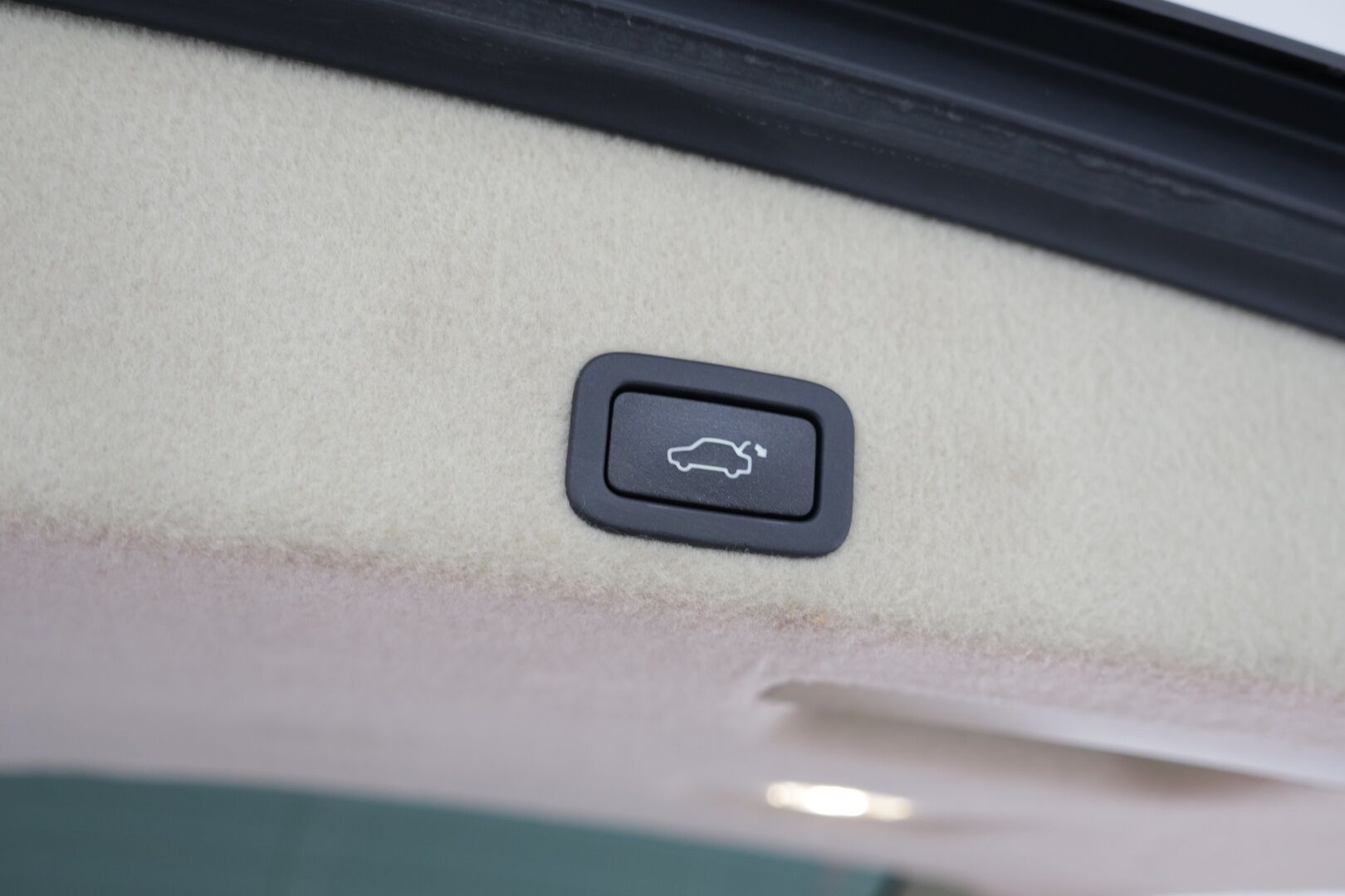 Volvo XC60 2017 D5 AWD Business Classic Summum aut  *Vaalea nahkasisusta / Kessy / Webasto / High Performance audio - Huippuvarusteet / Kattava huoltohistoria / Hyvin pidetty / Ilman Adblueta