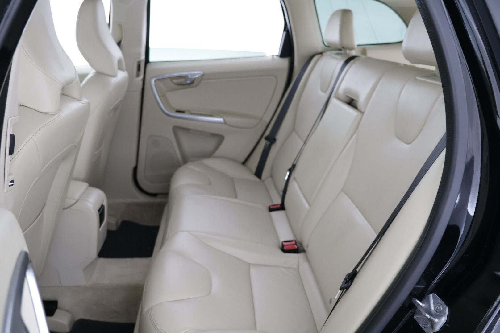 Volvo XC60 2017 D5 AWD Business Classic Summum aut  *Vaalea nahkasisusta / Kessy / Webasto / High Performance audio - Huippuvarusteet / Kattava huoltohistoria / Hyvin pidetty / Ilman Adblueta