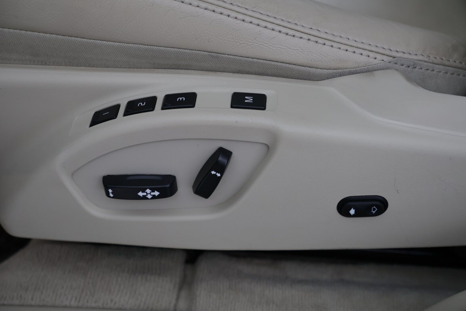 Volvo XC60 2017 D5 AWD Business Classic Summum aut  *Vaalea nahkasisusta / Kessy / Webasto / High Performance audio - Huippuvarusteet / Kattava huoltohistoria / Hyvin pidetty / Ilman Adblueta