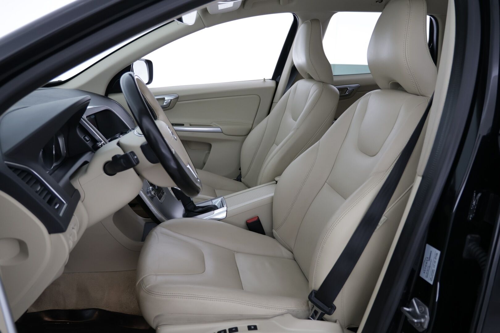 Volvo XC60 2017 D5 AWD Business Classic Summum aut  *Vaalea nahkasisusta / Kessy / Webasto / High Performance audio - Huippuvarusteet / Kattava huoltohistoria / Hyvin pidetty / Ilman Adblueta