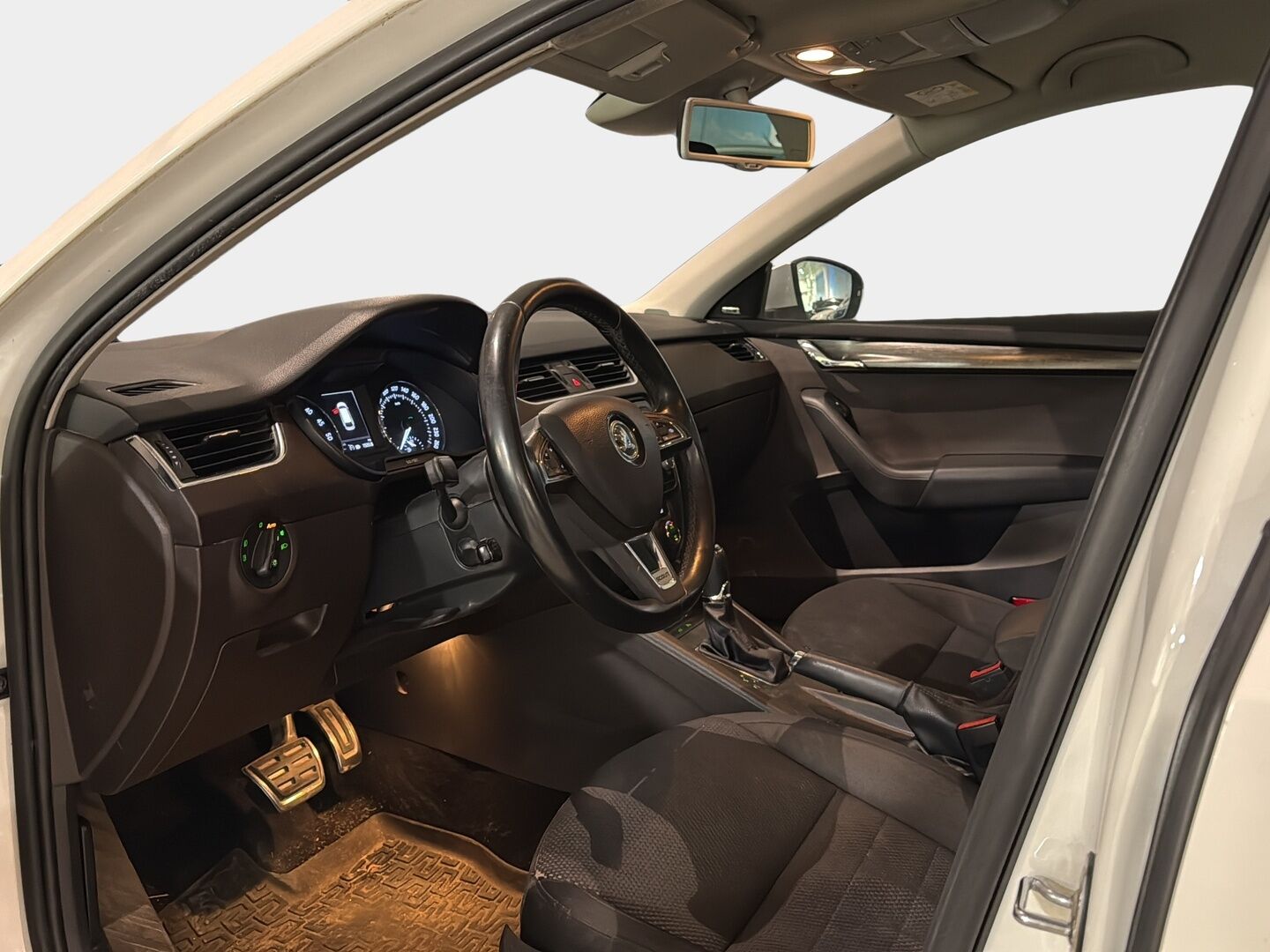 Skoda Octavia 2017 Combi 2,0 TDI 184 4x4 Scout DSG Autom *Webasto / Lämmitettävä tuulilasi / ACC / Koukku / Canton / S.Luukku* - *Sähköinen Merkkiliikkeen huoltokirja!! / Juuri Leimattu!! / Kahdet asialliset renkaat kaksilla skodan alkuperäisillä alumiinivanteilla!!* - HULLUT AVAJAISHULINAT KORKOTARJOUS 3,29 %