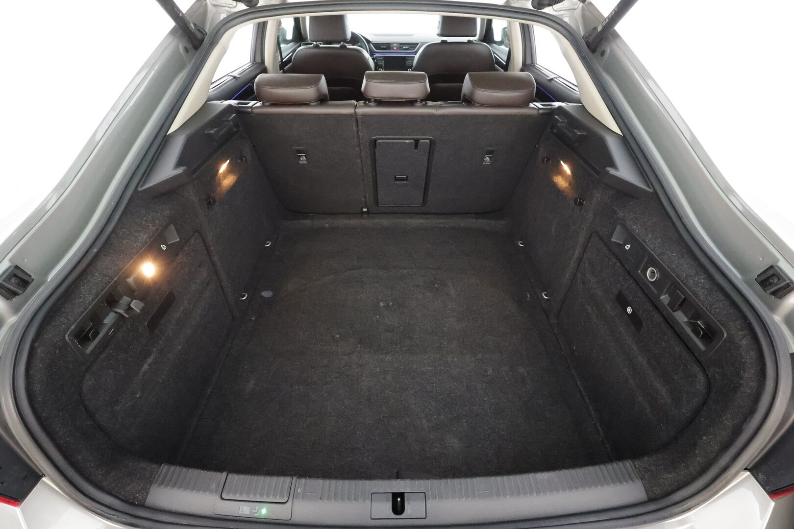 Skoda Superb 2017 2,0 TDI 190 4x4 L&K DSG * Canton / Webasto / Koukku / ACC / Xenon / Kattoluukku / Ilmastoitu Muistipenkki * - Suomi-auto / Kahdet renkaat aluvanteilla