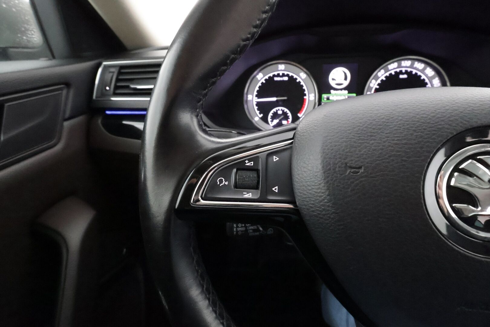 Skoda Superb 2017 2,0 TDI 190 4x4 L&K DSG * Canton / Webasto / Koukku / ACC / Xenon / Kattoluukku / Ilmastoitu Muistipenkki * - Suomi-auto / Kahdet renkaat aluvanteilla