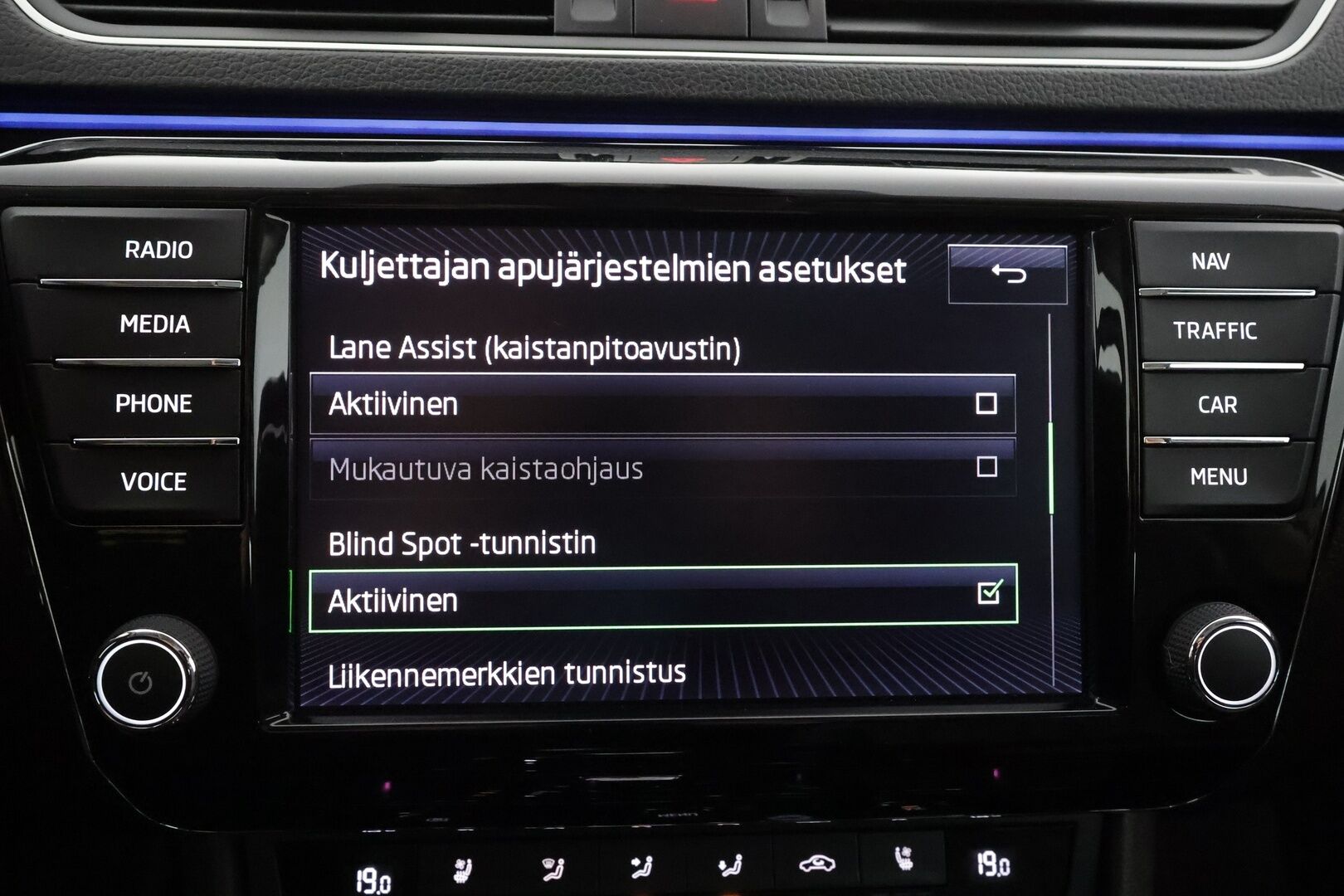 Skoda Superb 2017 2,0 TDI 190 4x4 L&K DSG * Canton / Webasto / Koukku / ACC / Xenon / Kattoluukku / Ilmastoitu Muistipenkki * - Suomi-auto / Kahdet renkaat aluvanteilla