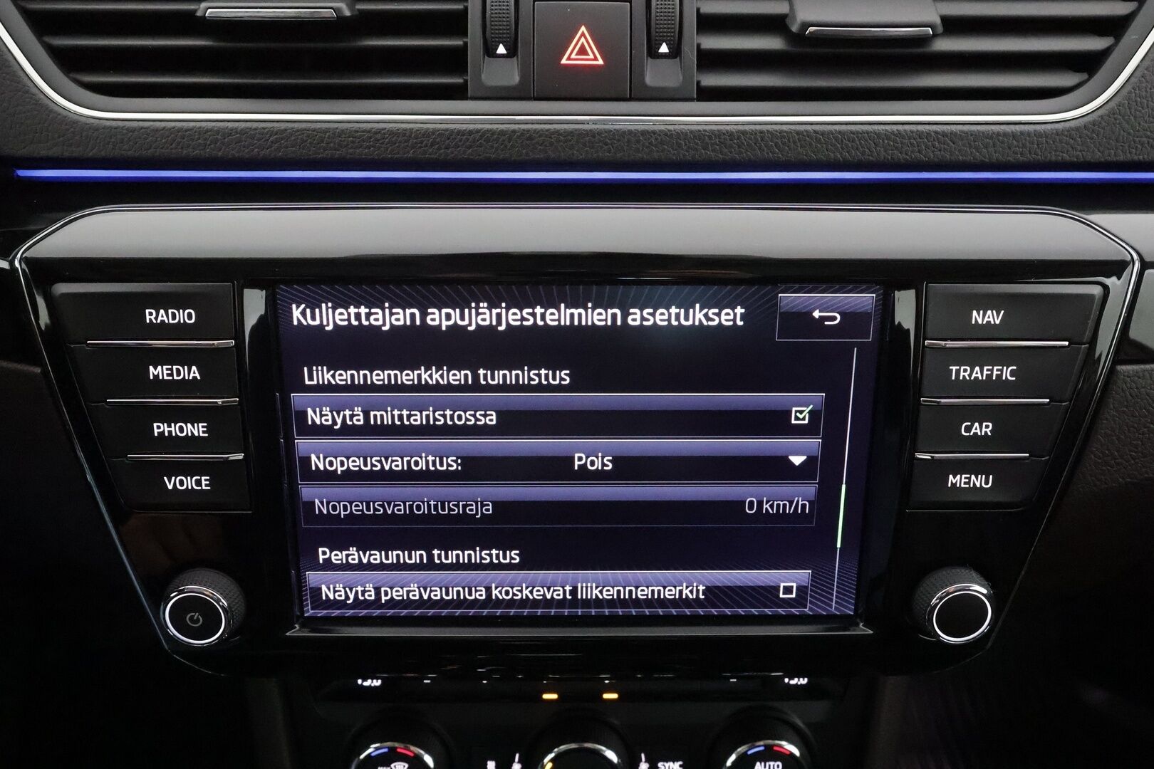 Skoda Superb 2017 2,0 TDI 190 4x4 L&K DSG * Canton / Webasto / Koukku / ACC / Xenon / Kattoluukku / Ilmastoitu Muistipenkki * - Suomi-auto / Kahdet renkaat aluvanteilla