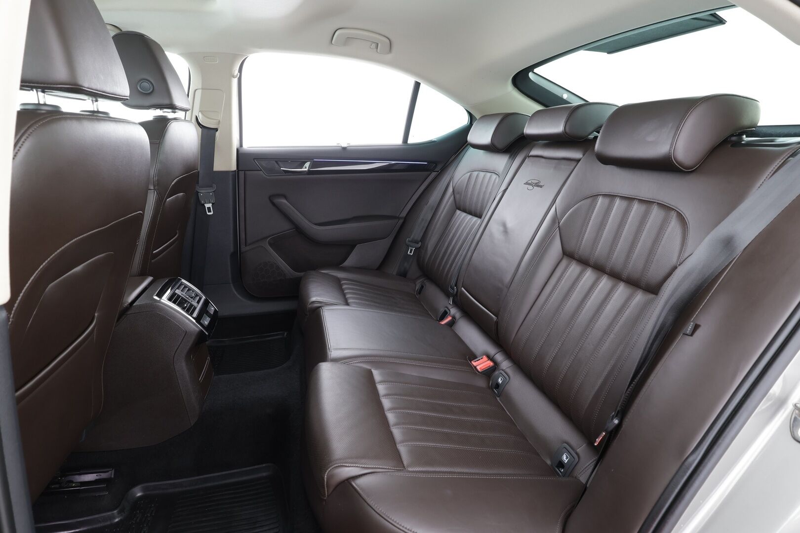 Skoda Superb 2017 2,0 TDI 190 4x4 L&K DSG * Canton / Webasto / Koukku / ACC / Xenon / Kattoluukku / Ilmastoitu Muistipenkki * - Suomi-auto / Kahdet renkaat aluvanteilla