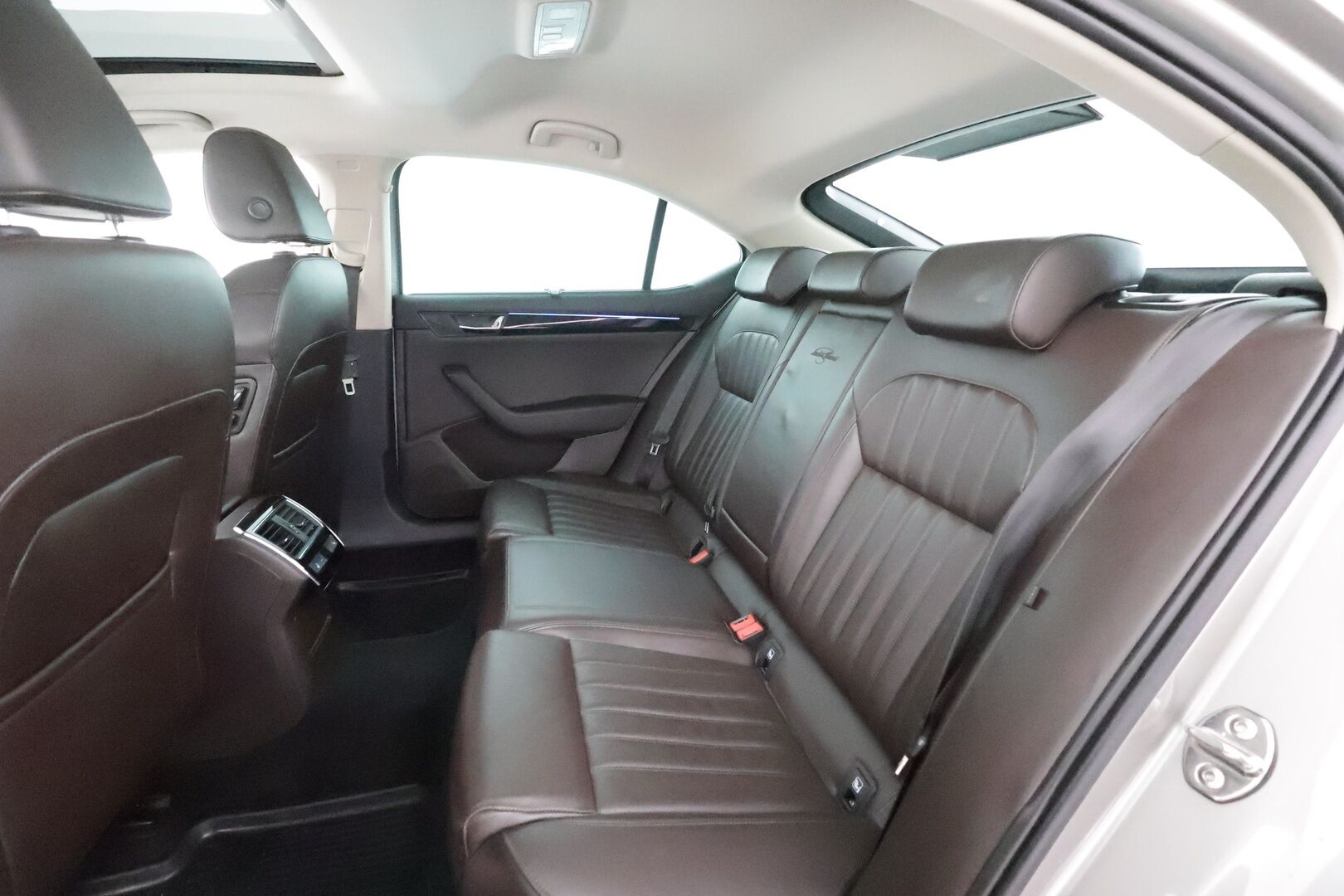 Skoda Superb 2017 2,0 TDI 190 4x4 L&K DSG * Canton / Webasto / Koukku / ACC / Xenon / Kattoluukku / Ilmastoitu Muistipenkki * - Suomi-auto / Kahdet renkaat aluvanteilla