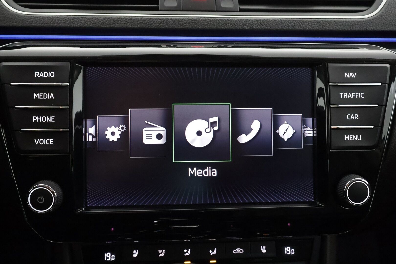 Skoda Superb 2017 2,0 TDI 190 4x4 L&K DSG * Canton / Webasto / Koukku / ACC / Xenon / Kattoluukku / Ilmastoitu Muistipenkki * - Suomi-auto / Kahdet renkaat aluvanteilla