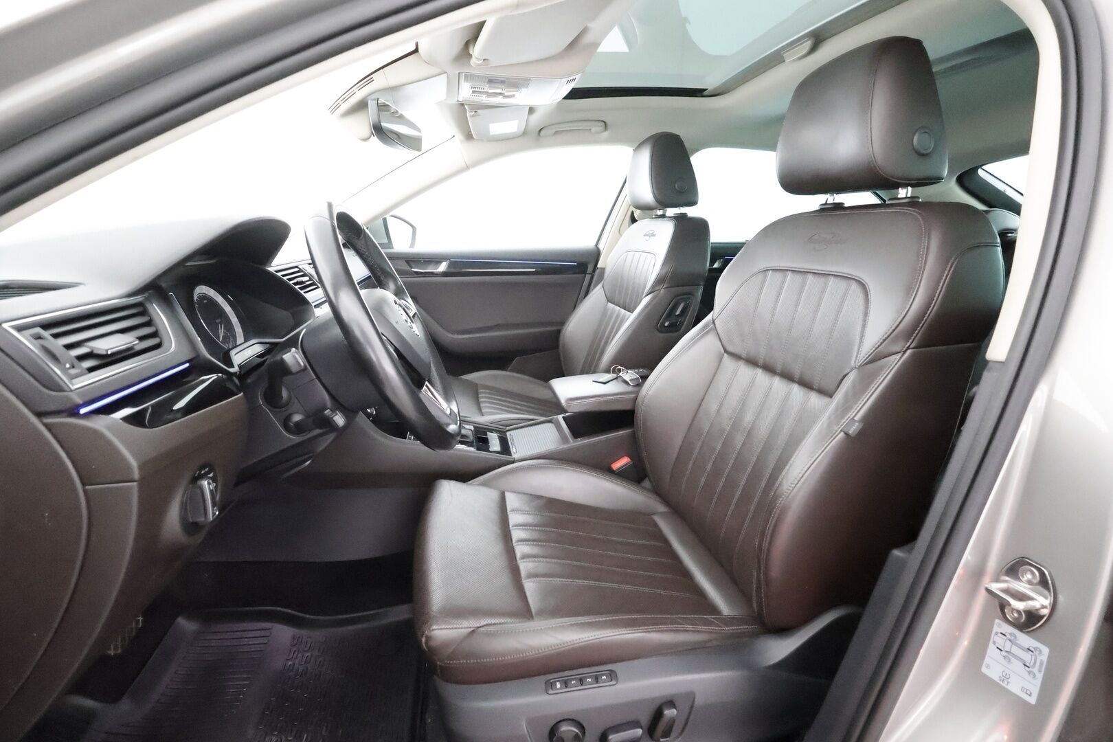 Skoda Superb 2017 2,0 TDI 190 4x4 L&K DSG * Canton / Webasto / Koukku / ACC / Xenon / Kattoluukku / Ilmastoitu Muistipenkki * - Suomi-auto / Kahdet renkaat aluvanteilla