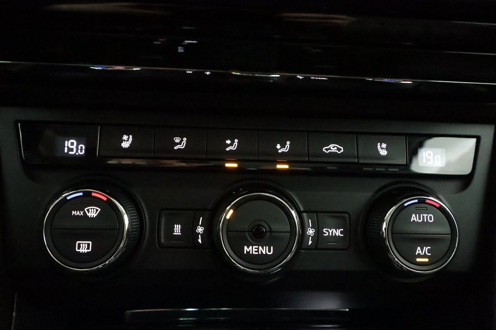 Skoda Superb 2017 2,0 TDI 190 4x4 L&K DSG * Canton / Webasto / Koukku / ACC / Xenon / Kattoluukku / Ilmastoitu Muistipenkki * - Suomi-auto / Kahdet renkaat aluvanteilla