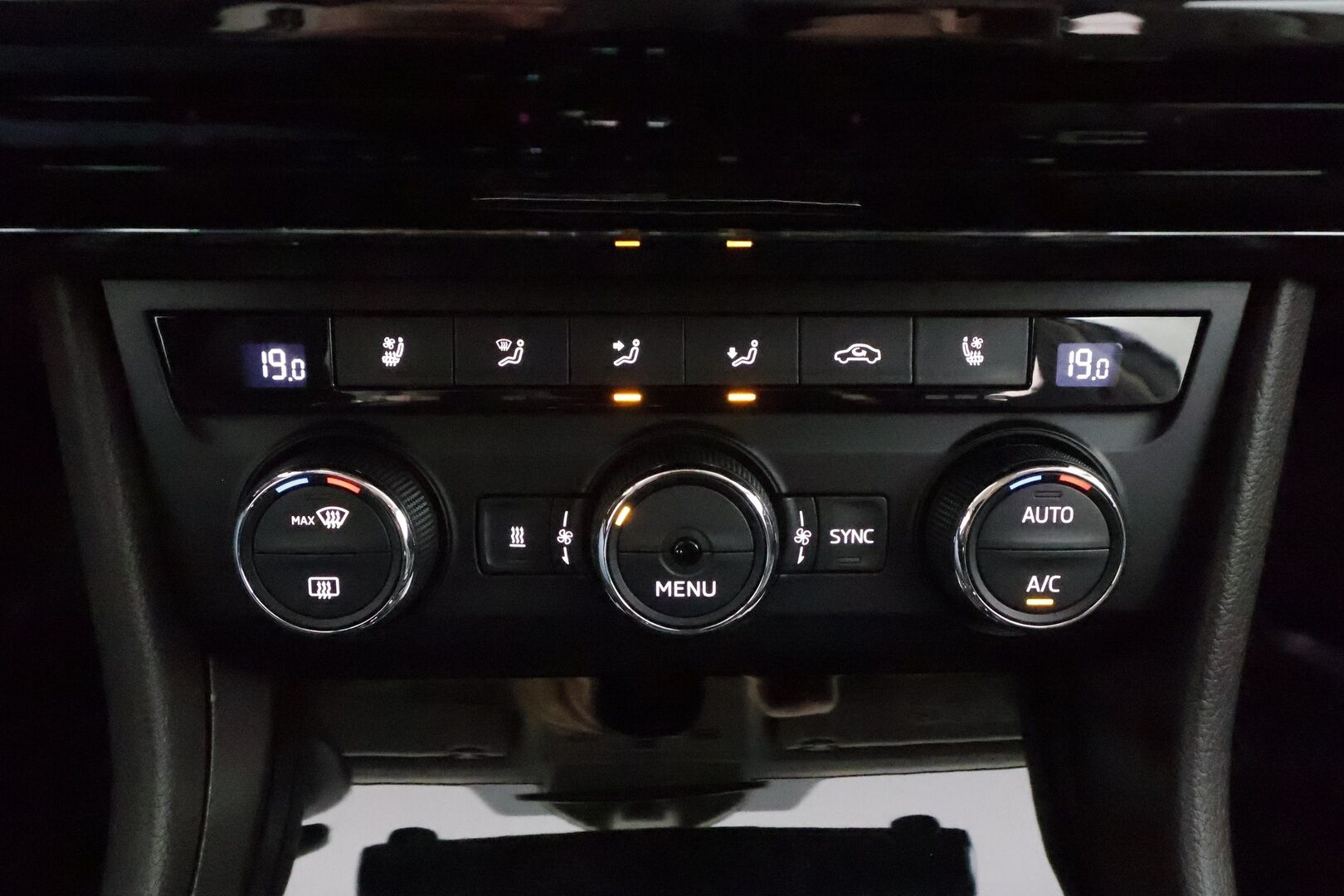 Skoda Superb 2017 2,0 TDI 190 4x4 L&K DSG * Canton / Webasto / Koukku / ACC / Xenon / Kattoluukku / Ilmastoitu Muistipenkki * - Suomi-auto / Kahdet renkaat aluvanteilla