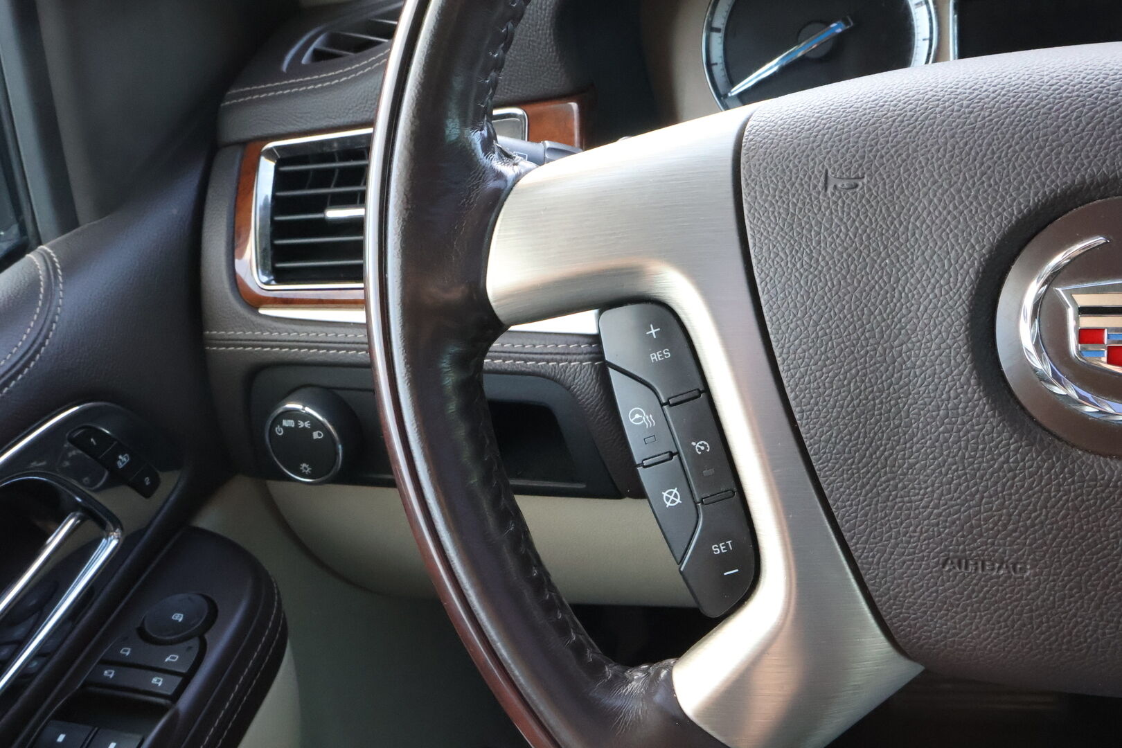 Cadillac Escalade 2011 6.2 V8 Sport Luxury 4WD - 3,99 % KORKOTARJOUS TÄHÄN AUTOON - MYYDÄÄN HUUTOKAUPAT.COM!