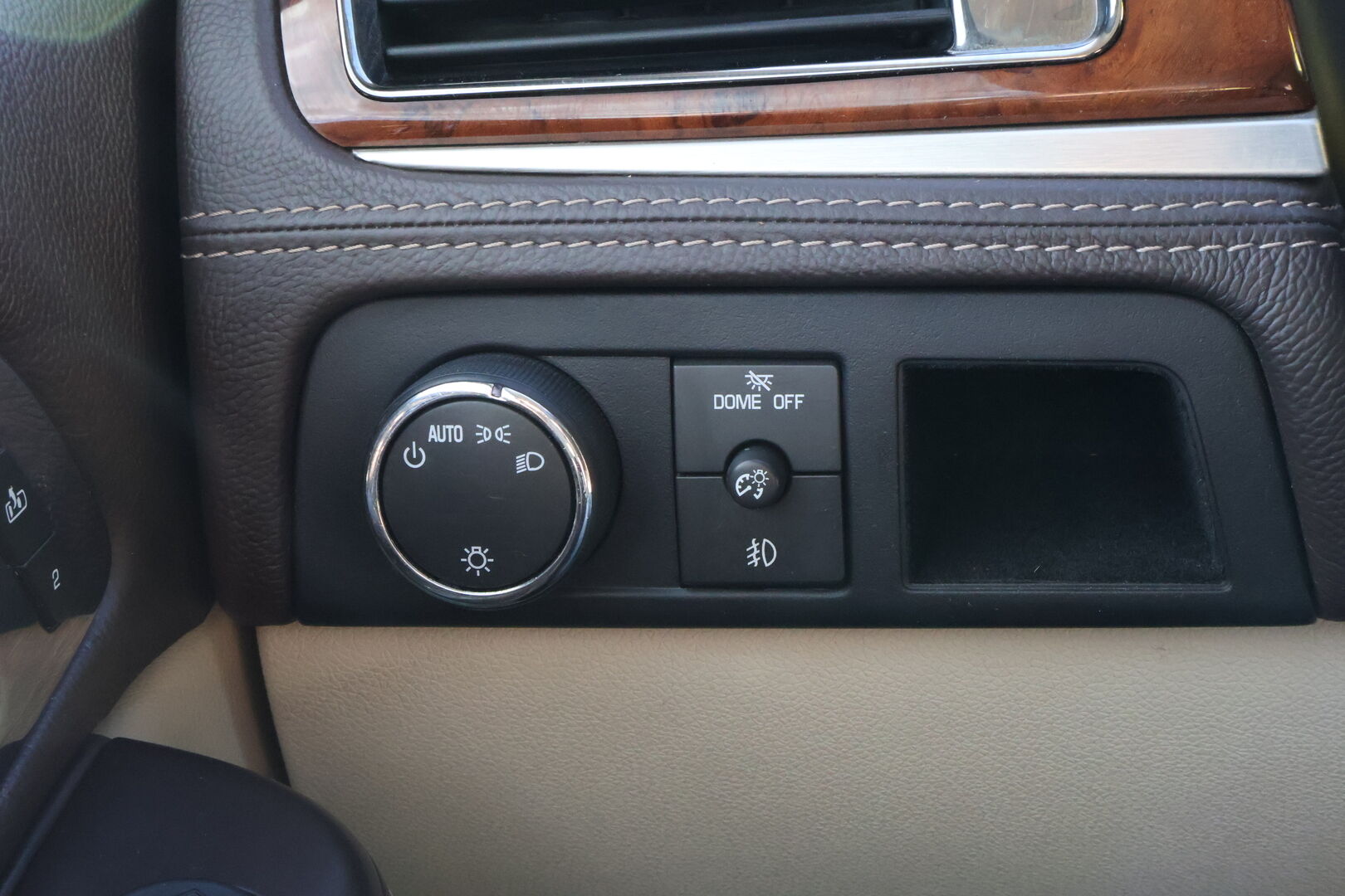 CADILLAC ESCALADE 2011 6.2 V8 Sport Luxury 4WD - Suomiauto / Harvinaisuus / Bose Audio / Vetokoukku / Kattoluukku / Nahkasisusta / Peruutuskamera / Supervarusteet / Puhdas Historia!!!