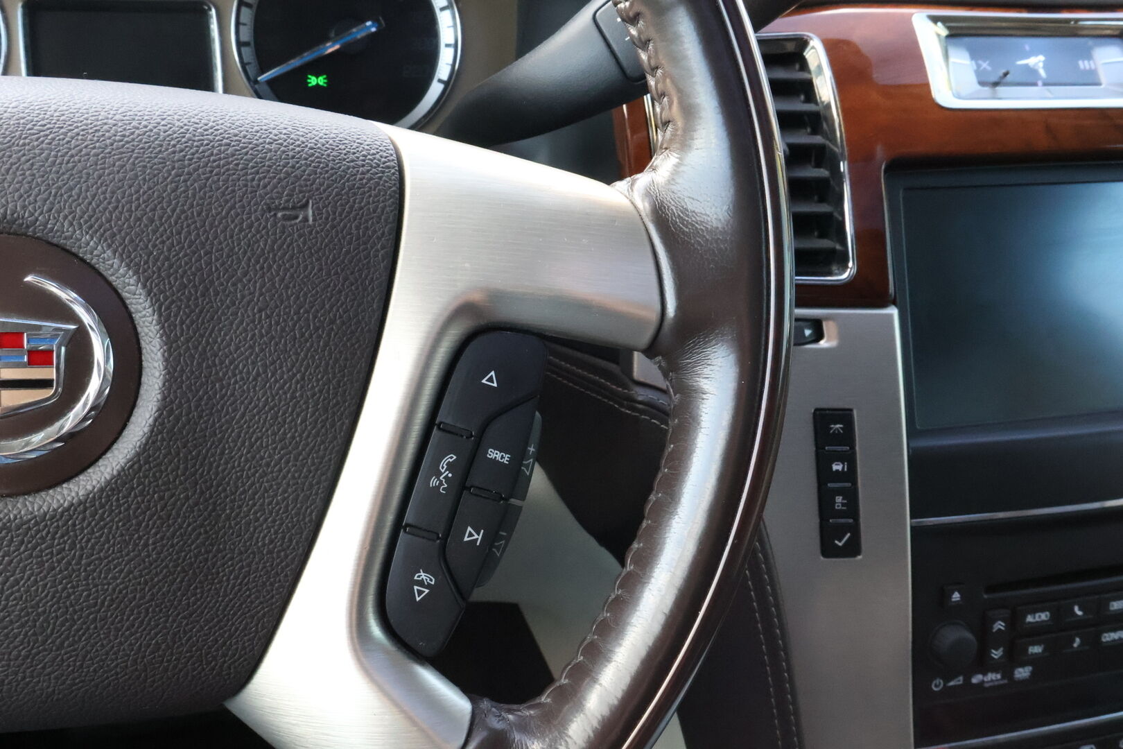Cadillac Escalade 2011 6.2 V8 Sport Luxury 4WD - 3,99 % KORKOTARJOUS TÄHÄN AUTOON - MYYDÄÄN HUUTOKAUPAT.COM!