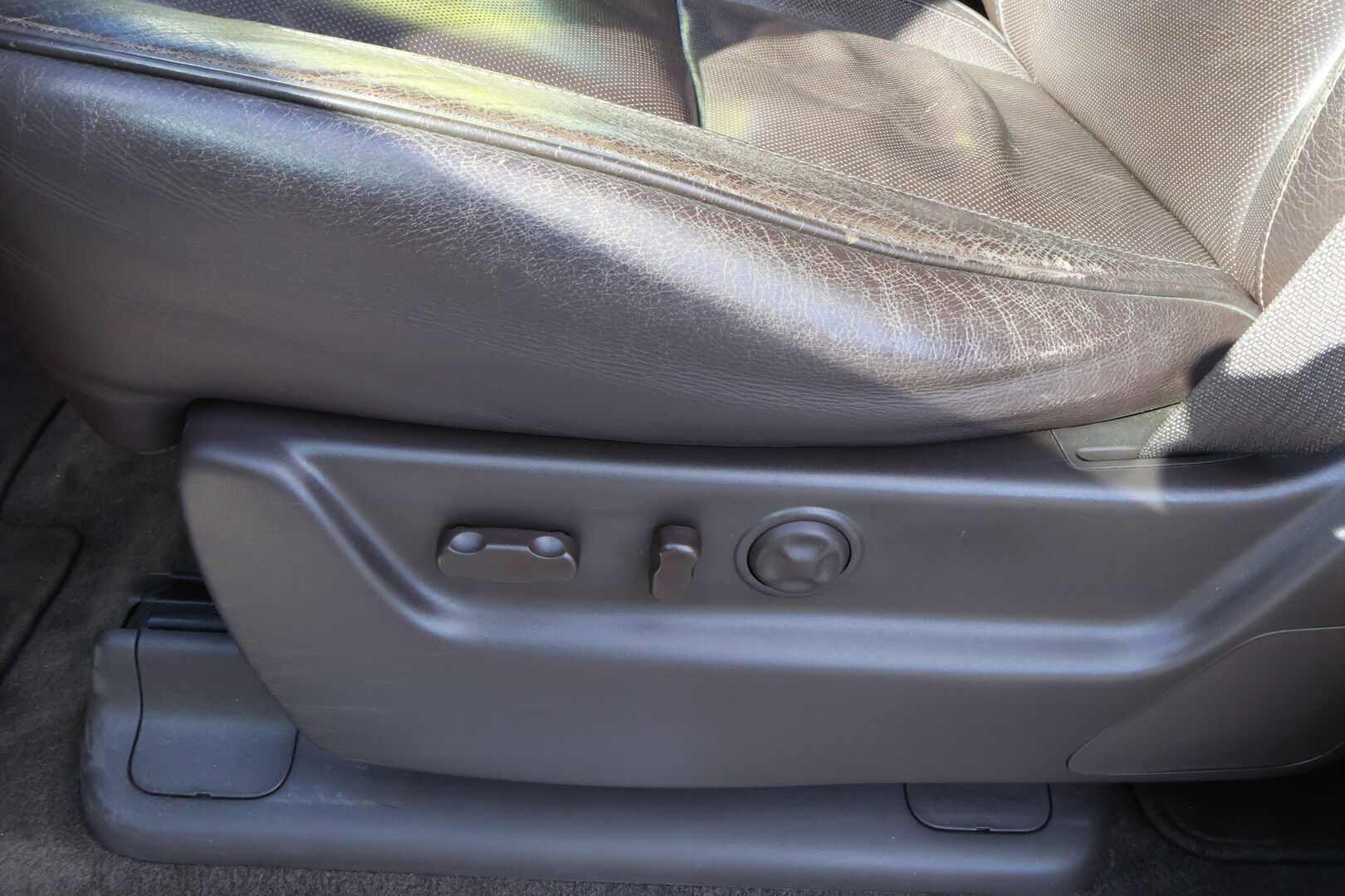 CADILLAC ESCALADE 2011 6.2 V8 Sport Luxury 4WD - Suomiauto / Harvinaisuus / Bose Audio / Vetokoukku / Kattoluukku / Nahkasisusta / Peruutuskamera / Supervarusteet / Puhdas Historia!!!