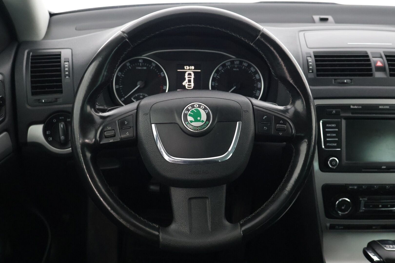Skoda Octavia 2011 Combi 1,8 TSI Elegance DSG Autom. * Vetokoukku / Parkkitutkat taakse / Vakionopeudensäädin * - 9v Samalla omistajalla / Upea maalipinta / Lähes uudet nastat