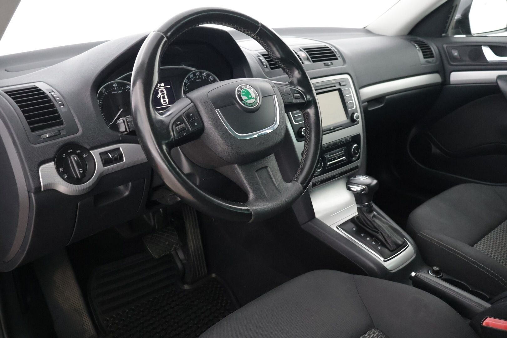 Skoda Octavia 2011 Combi 1,8 TSI Elegance DSG Autom. * Vetokoukku / Parkkitutkat taakse / Vakionopeudensäädin * - 9v Samalla omistajalla / Upea maalipinta / Lähes uudet nastat
