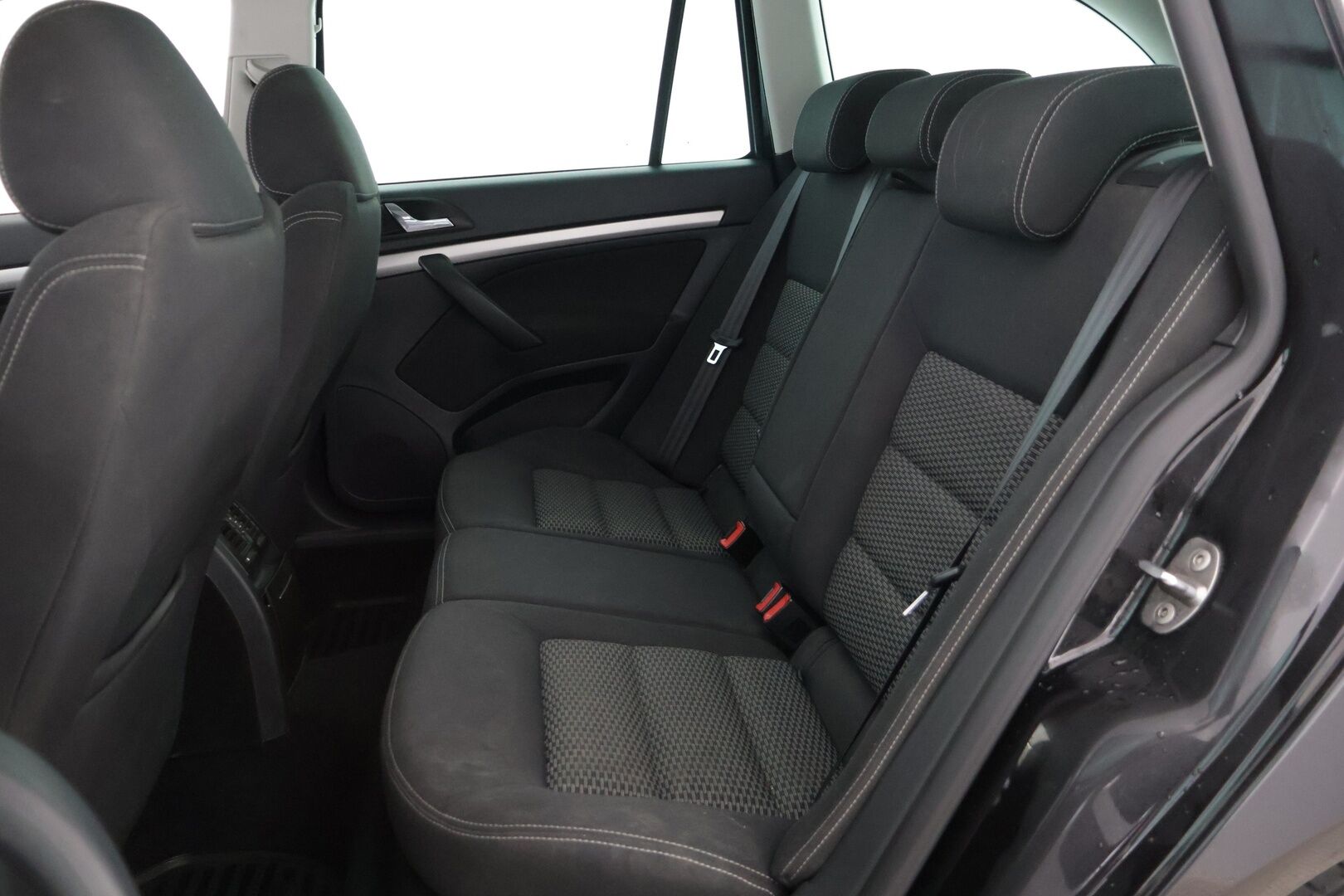 Skoda Octavia 2011 Combi 1,8 TSI Elegance DSG Autom. * Vetokoukku / Parkkitutkat taakse / Vakionopeudensäädin * - 9v Samalla omistajalla / Upea maalipinta / Lähes uudet nastat