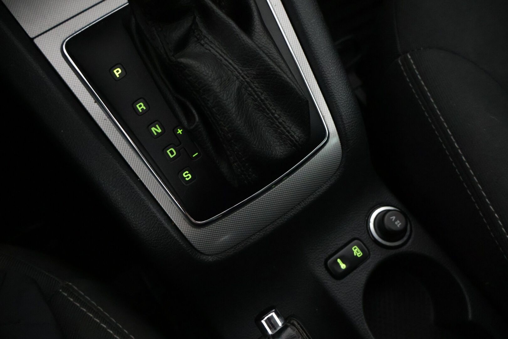 Skoda Octavia 2011 Combi 1,8 TSI Elegance DSG Autom. * Vetokoukku / Parkkitutkat taakse / Vakionopeudensäädin * - 9v Samalla omistajalla / Upea maalipinta / Lähes uudet nastat
