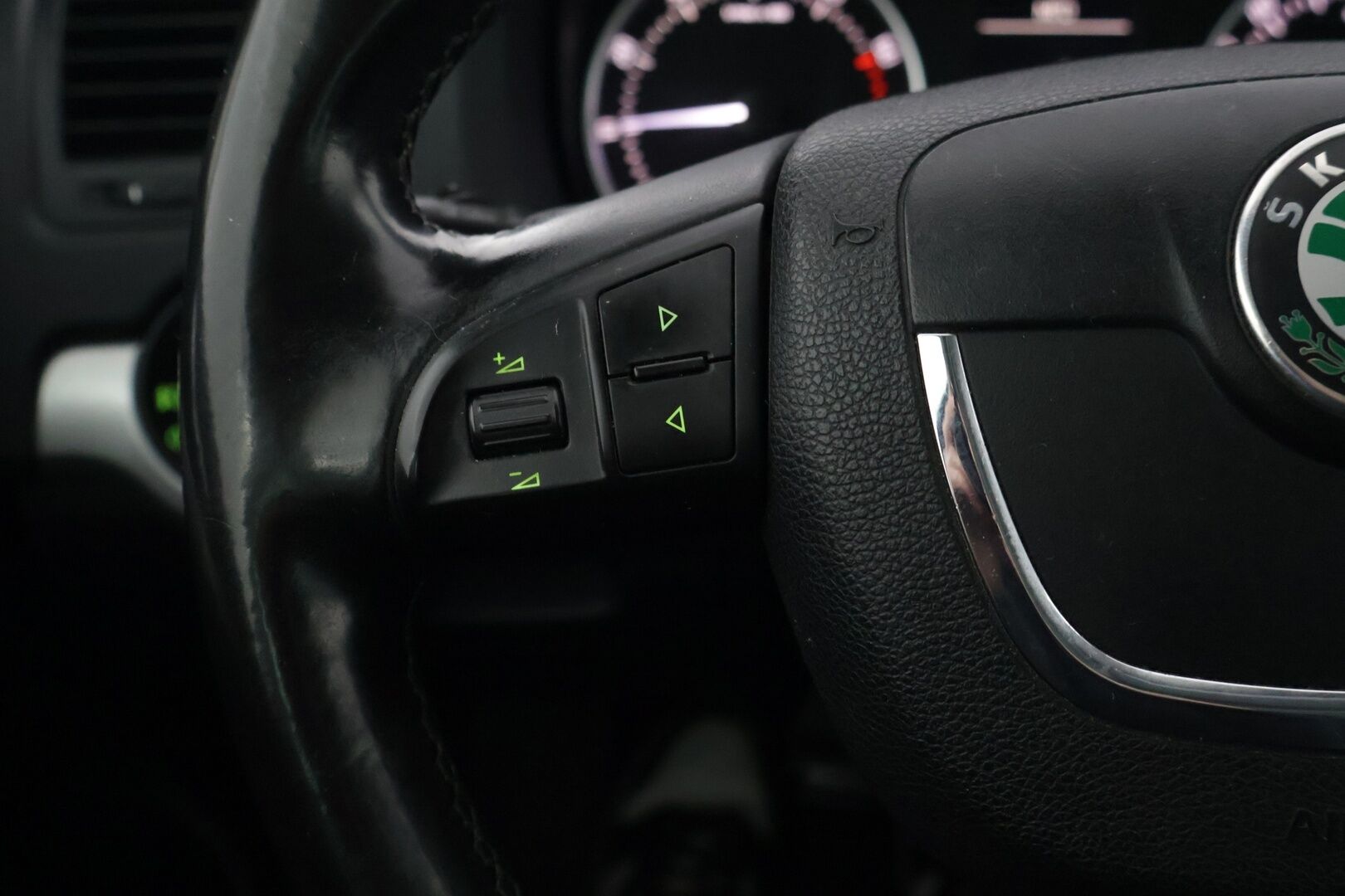 Skoda Octavia 2011 Combi 1,8 TSI Elegance DSG Autom. * Vetokoukku / Parkkitutkat taakse / Vakionopeudensäädin * - 9v Samalla omistajalla / Upea maalipinta / Lähes uudet nastat