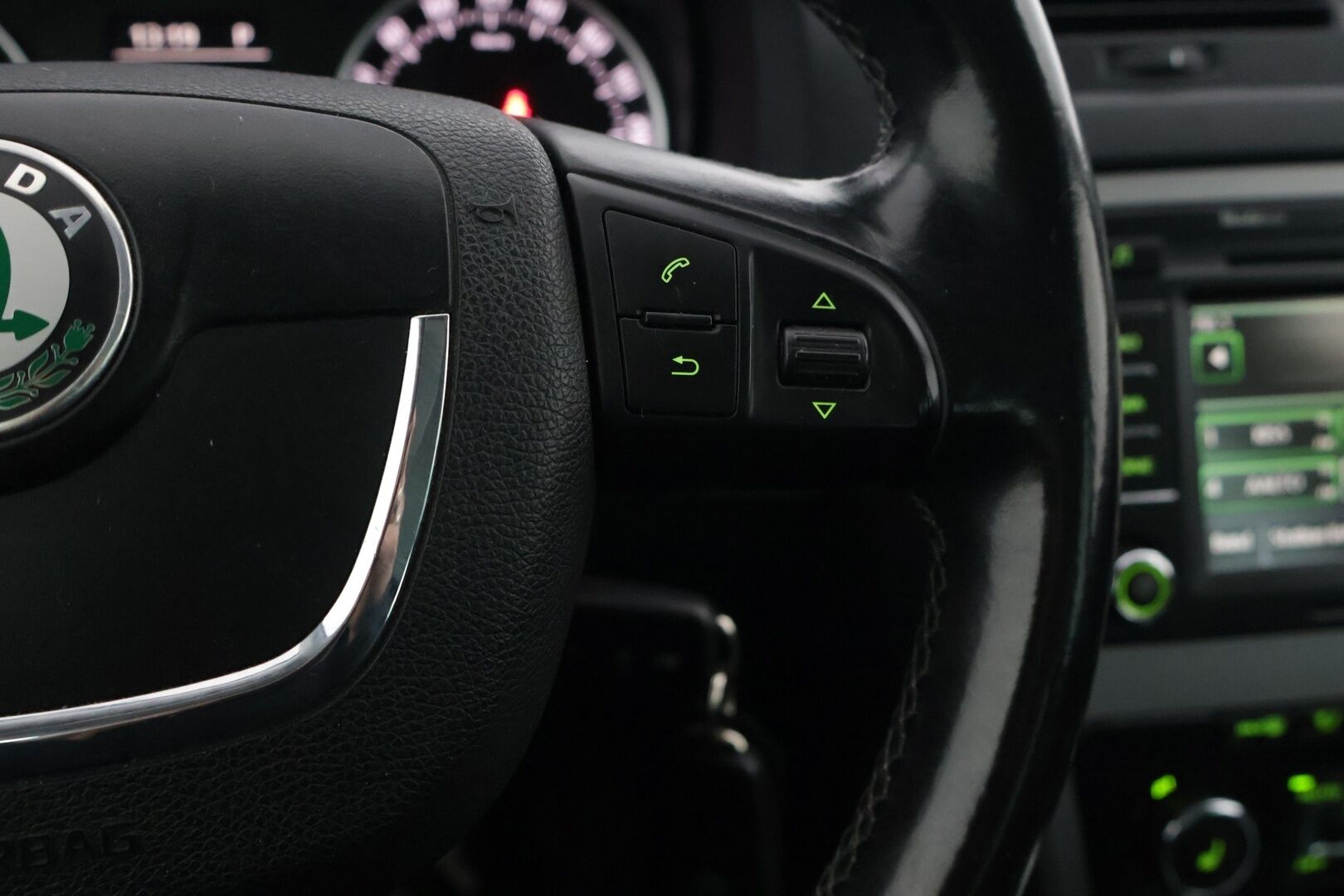 Skoda Octavia 2011 Combi 1,8 TSI Elegance DSG Autom. * Vetokoukku / Parkkitutkat taakse / Vakionopeudensäädin * - 9v Samalla omistajalla / Upea maalipinta / Lähes uudet nastat