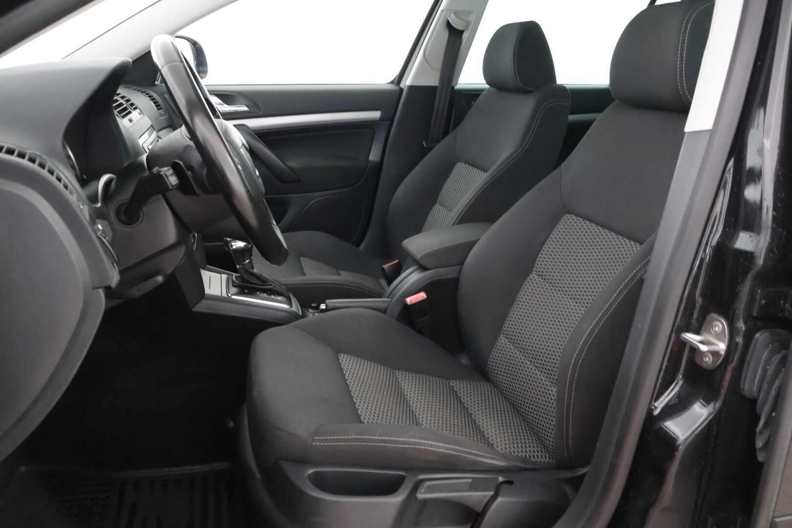 Skoda Octavia 2011 Combi 1,8 TSI Elegance DSG Autom. * Vetokoukku / Parkkitutkat taakse / Vakionopeudensäädin * - 9v Samalla omistajalla / Upea maalipinta / Lähes uudet nastat