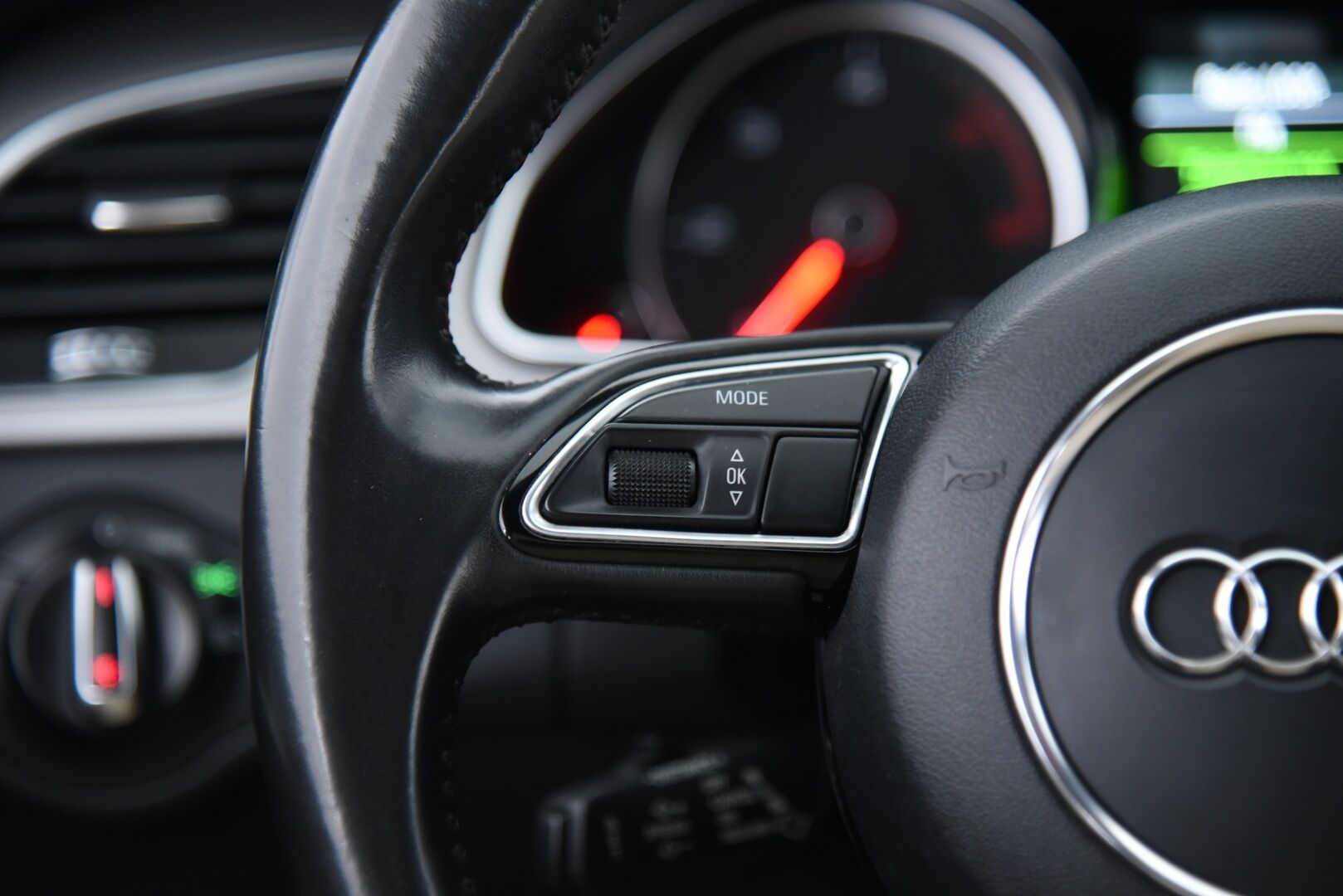 Audi A5 2013 Sportback Black Edition 2,0 TDI DPF 105 kW multitronic-autom. / Adapt. vak / Vetokoukku / Lohko + sis. pistoke / Audi Lane Assist - Erikoissisusta / Xenon -ajovalot / Musta sisäkatto / 2x hyvät renkaat