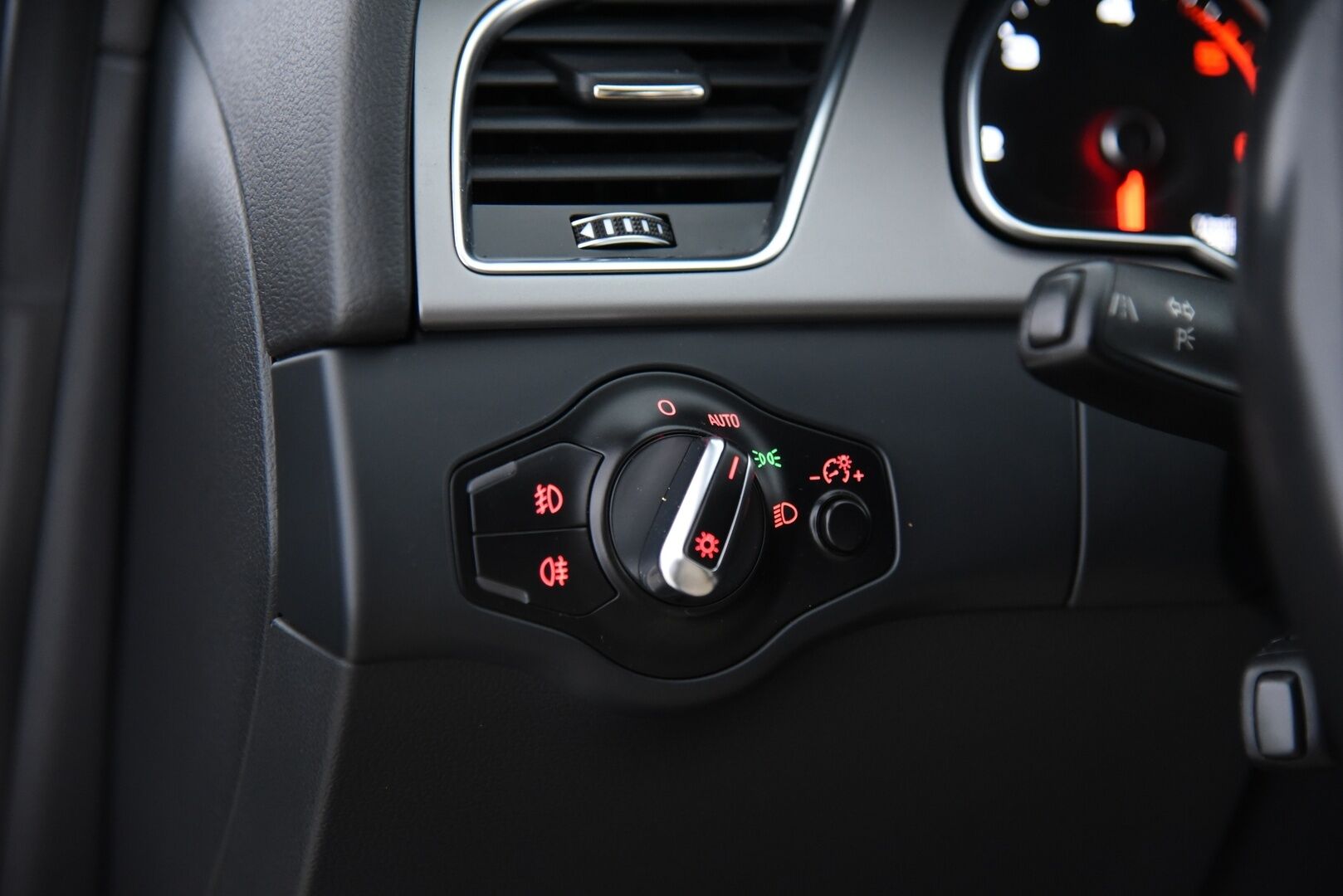 Audi A5 2013 Sportback Black Edition 2,0 TDI DPF 105 kW multitronic-autom. / Adapt. vak / Vetokoukku / Lohko + sis. pistoke / Audi Lane Assist - Erikoissisusta / Xenon -ajovalot / Musta sisäkatto / 2x hyvät renkaat