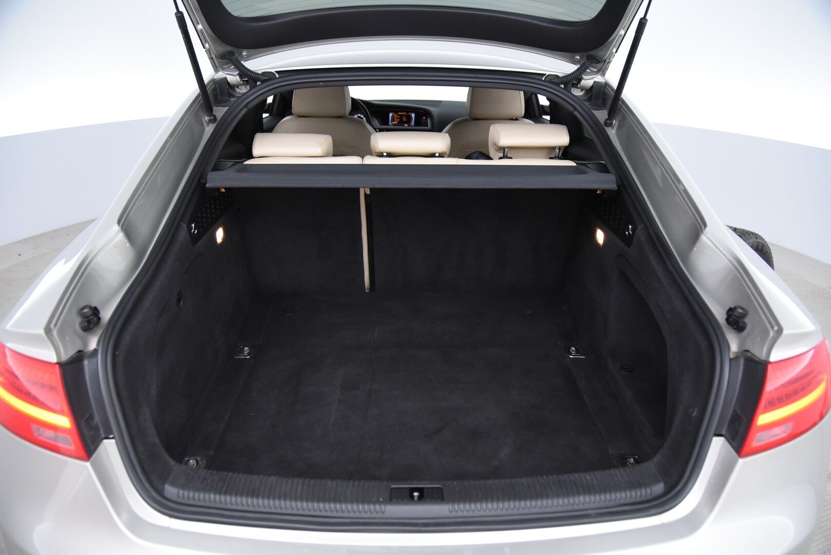 Audi A5 2013 Sportback Black Edition 2,0 TDI DPF 105 kW multitronic-autom. / Adapt. vak / Vetokoukku / Lohko + sis. pistoke / Audi Lane Assist - Erikoissisusta / Xenon -ajovalot / Musta sisäkatto / 2x hyvät renkaat