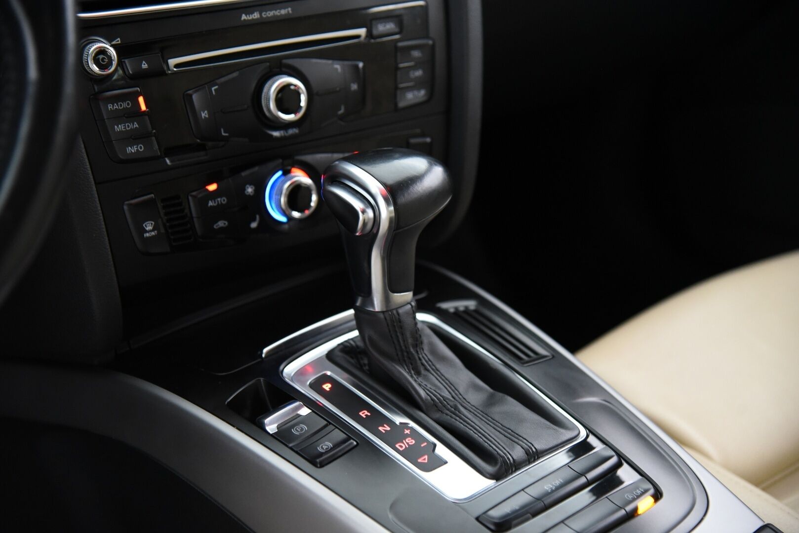 Audi A5 2013 Sportback Black Edition 2,0 TDI DPF 105 kW multitronic-autom. / Adapt. vak / Vetokoukku / Lohko + sis. pistoke / Audi Lane Assist - Erikoissisusta / Xenon -ajovalot / Musta sisäkatto / 2x hyvät renkaat