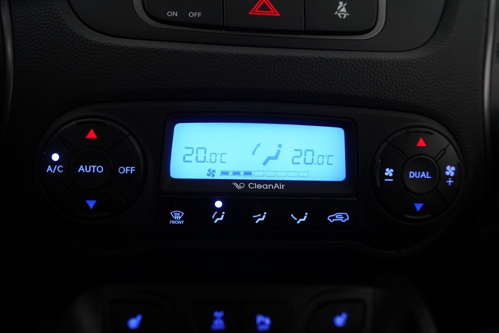 Hyundai ix35 2014 4WD 2,0 GDI 6AT Style *Kamera / Lohko / Vakkari / Puolinahat / Keyless* - Suomi-auto / Kahdet renkaat alumiinivantein / Siisti kuntoinen / Katsastettu 28.3.2025 / Huollettu 108tkm