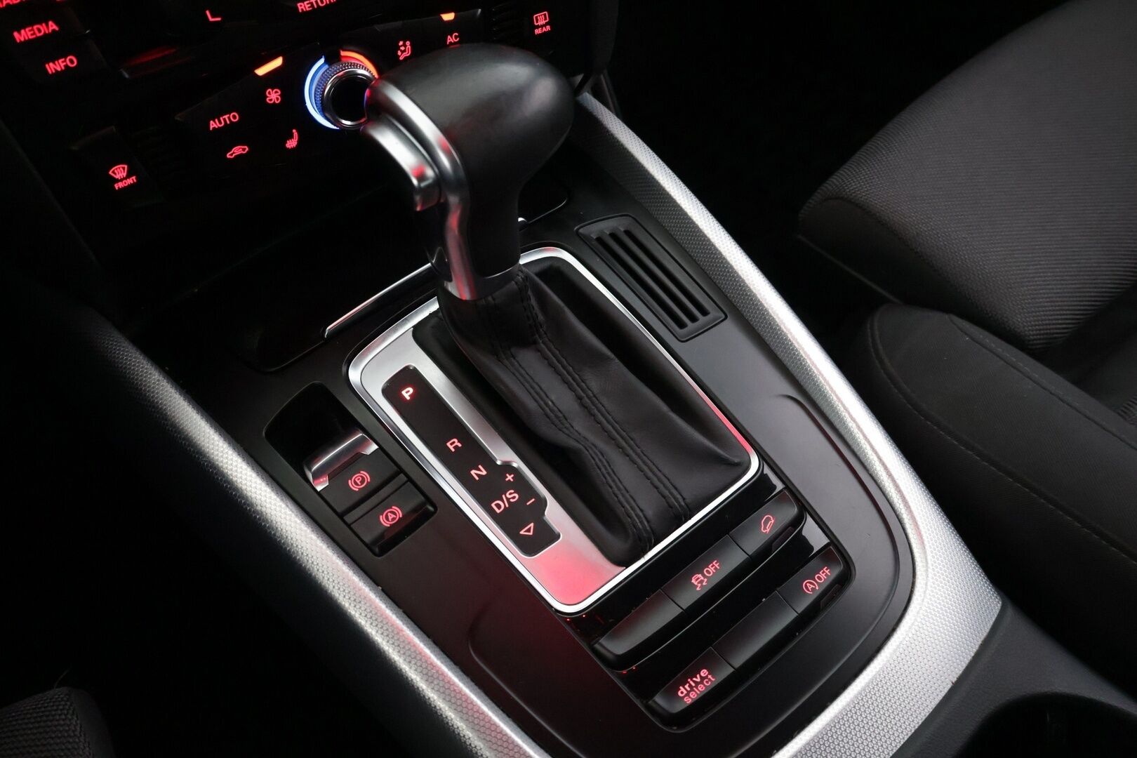 Audi Q5 2013 Business 2,0 TDI 130 kW quattro S tronic * Facelift / Suomiauto / Koukku / Lohkolämmitin / Sport-penkit / Lisävalo * - *Asiallisesti huollettu Suomiauto! / Kahdet renkaat / Xenon / Siisti! *