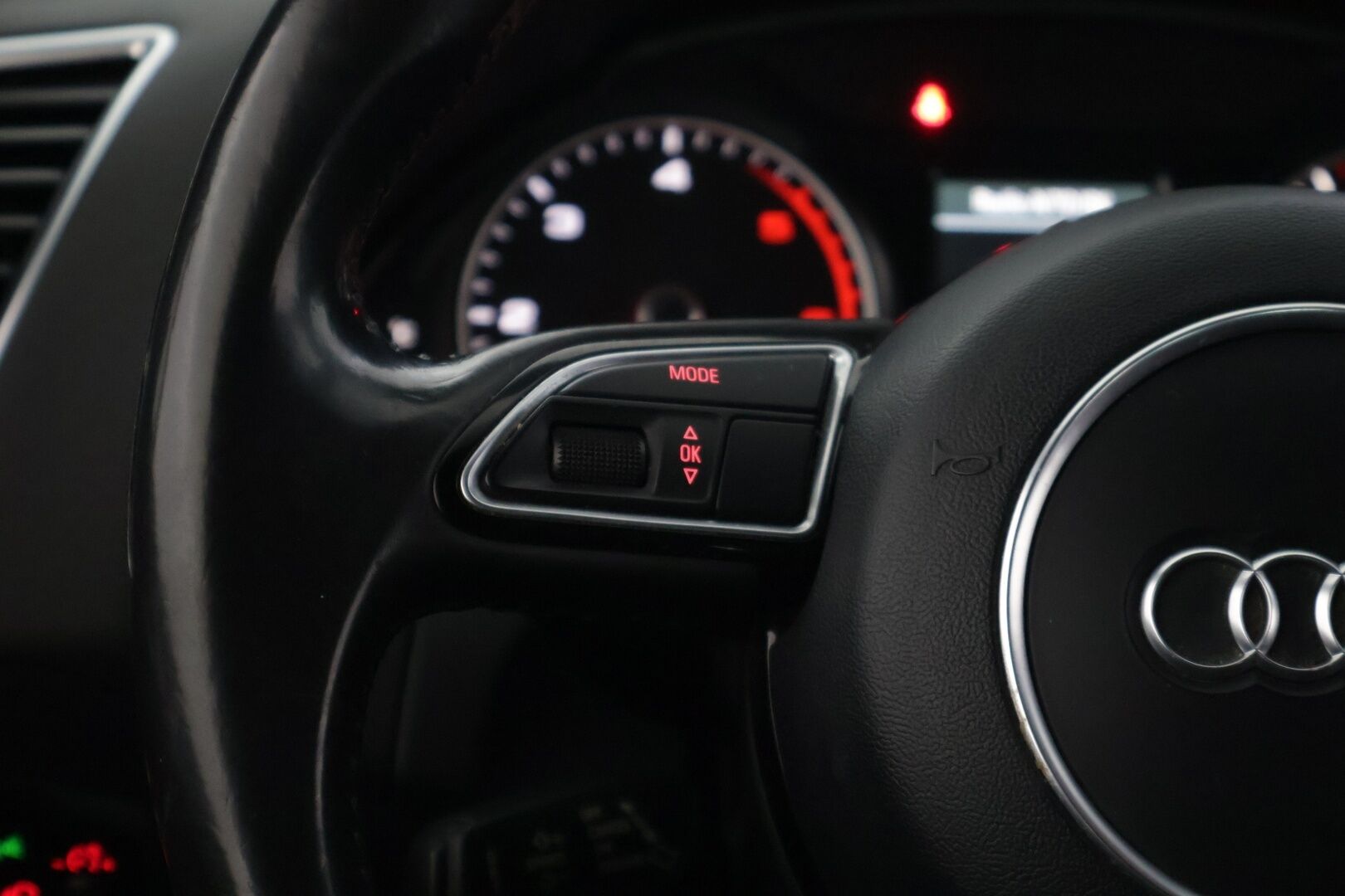 Audi Q5 2013 Business 2,0 TDI 130 kW quattro S tronic * Facelift / Suomiauto / Koukku / Lohkolämmitin / Sport-penkit / Lisävalo * - *Asiallisesti huollettu Suomiauto! / Kahdet renkaat / Xenon / Siisti! *