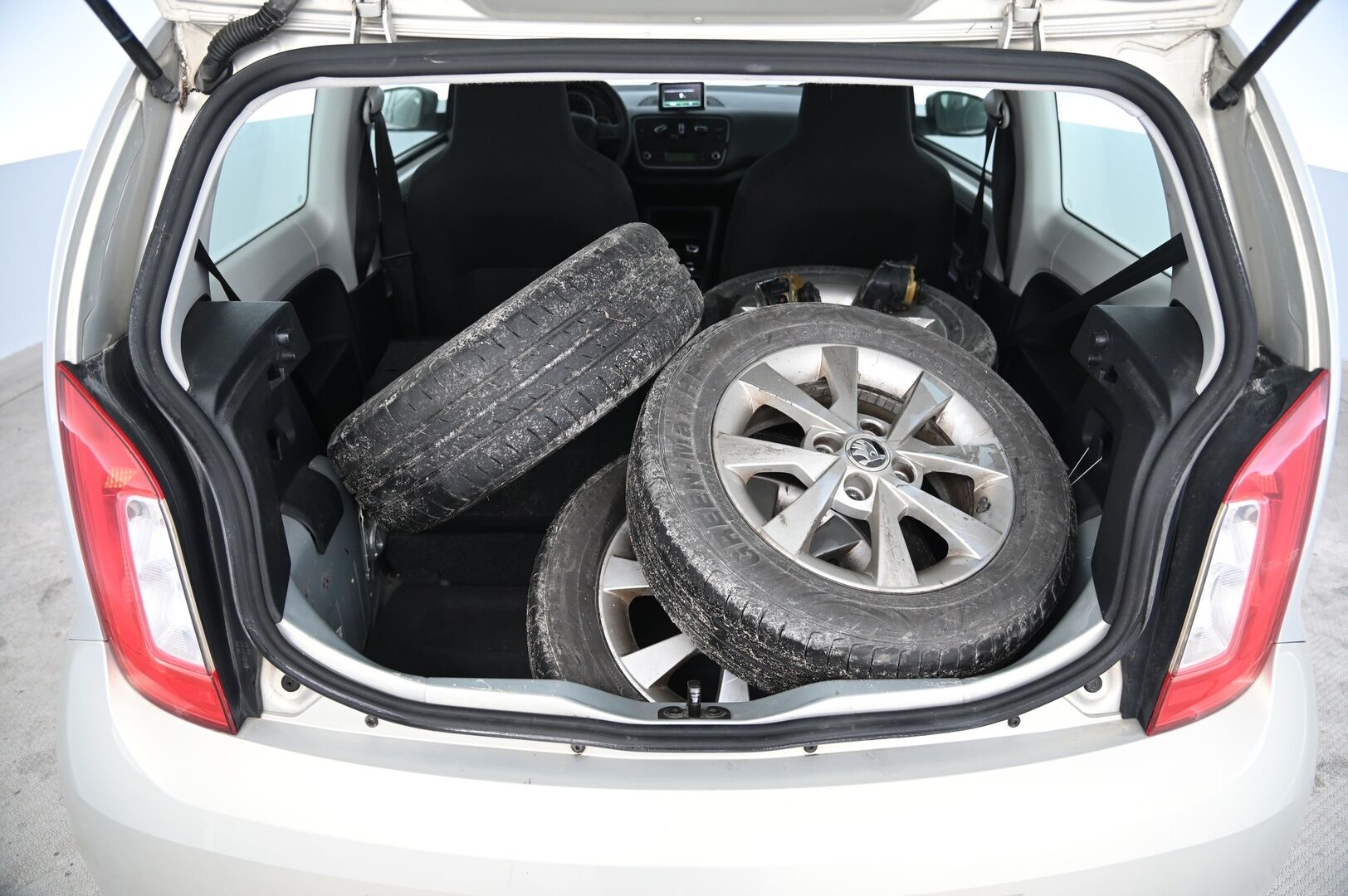 Skoda Citigo 2013 1,0 75 Elegance ASG Autom. 3-ov. *Webasto / Vakkari / Navi / 2x renkaat aluilla *Myydään Huutokaupat.com kautta - Myydään huutokaupat.com* https://huutokaupat.com/kohde/5913162/skoda-citigo-vakkari-navi-webasto-2013