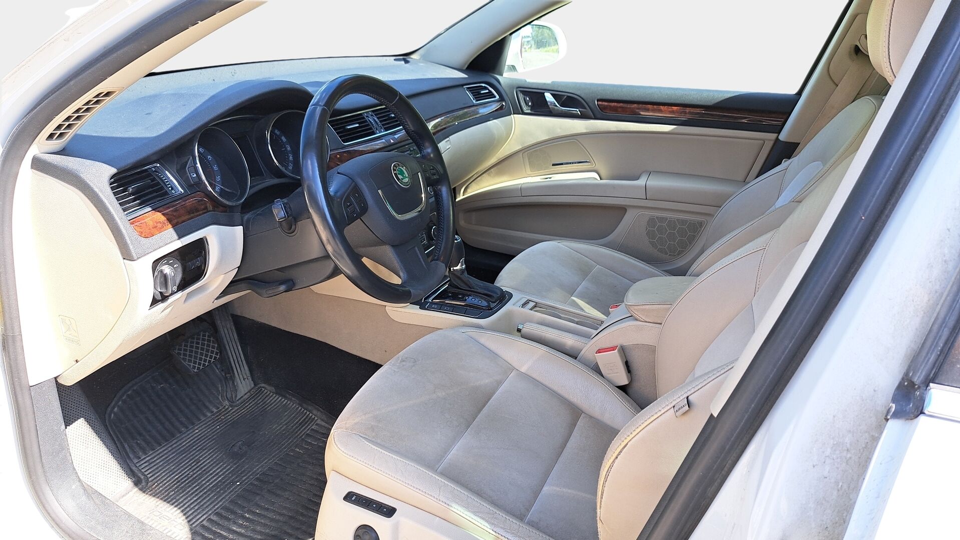 Skoda Superb 2013 Combi 2,0 TDI 140 4x4 Elegance Business DSG Autom. *Merkkihuollettu Suomi-Auto / Webasto / Muistipenkki / Panorama / Kessy / Koukku / Tutkat* - Todellinen Löytö! Merkkihuollettu Suomi-Auto kaksin hyvin renkain!