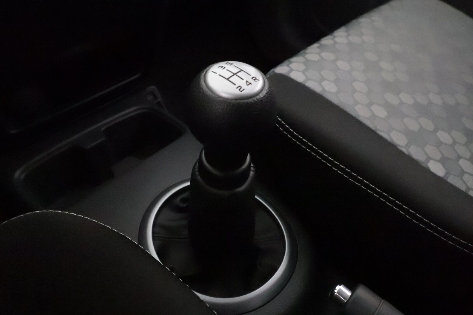 Suzuki SX4 2013 1,6 VVT 4WD X-OVER S-Edition **1 om. Suomi-auto! / Koukku / Radio / Merkkihuollettu / Lohkolämmitin** - Upea todella pienillä kilometreillä oleva kompakti nelivetomaasturi! - Osta nyt, maksa vasta ensi vuonna