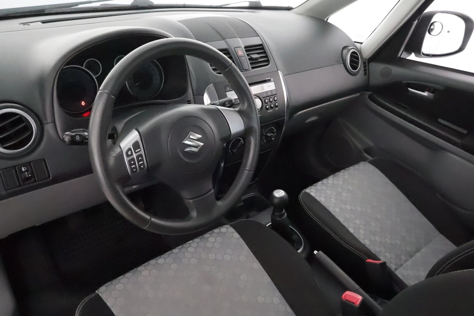 Suzuki SX4 2013 1,6 VVT 4WD X-OVER S-Edition **1 om. Suomi-auto! / Koukku / Radio / Merkkihuollettu / Lohkolämmitin** - Upea todella pienillä kilometreillä oleva kompakti nelivetomaasturi! - Osta nyt, maksa vasta ensi vuonna
