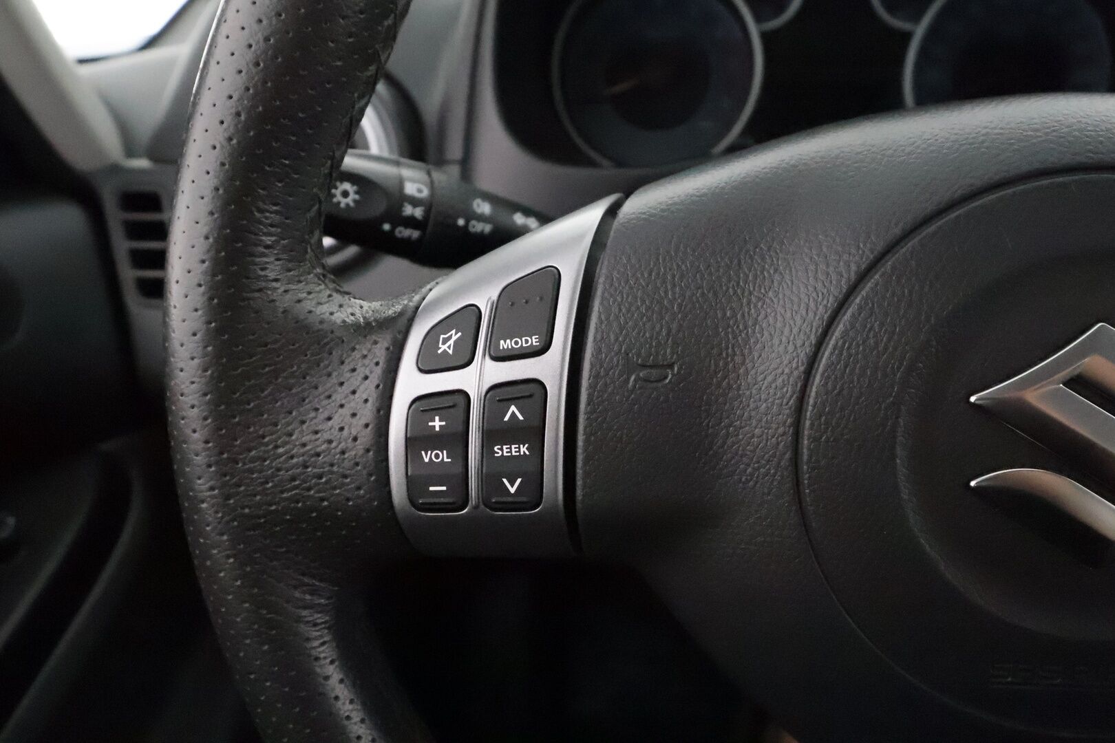 Suzuki SX4 2013 1,6 VVT 4WD X-OVER S-Edition **1 om. Suomi-auto! / Koukku / Radio / Merkkihuollettu / Lohkolämmitin** - Upea todella pienillä kilometreillä oleva kompakti nelivetomaasturi! - Osta nyt, maksa vasta ensi vuonna